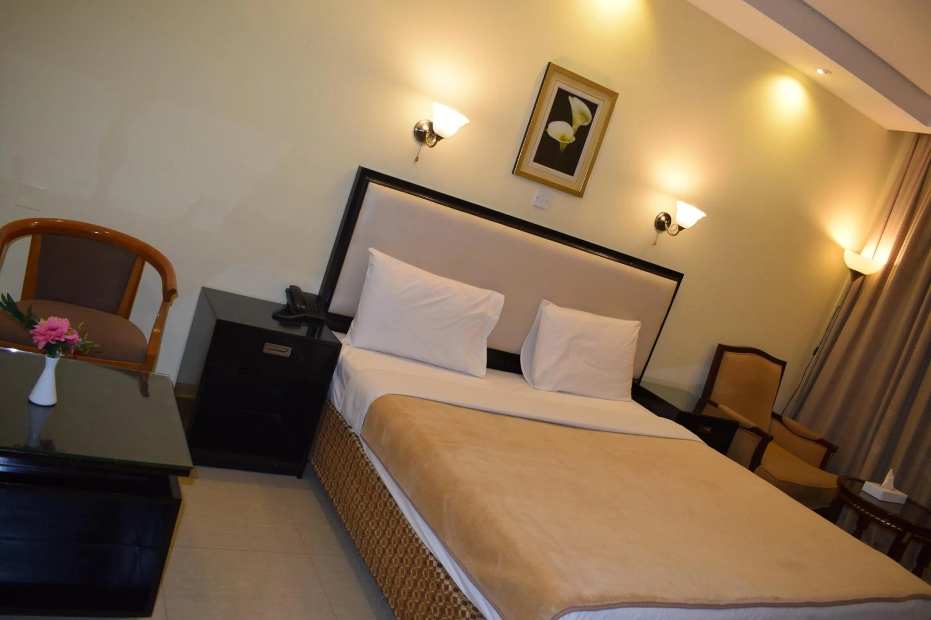 Property building, Bed in Palm Beach Hotel