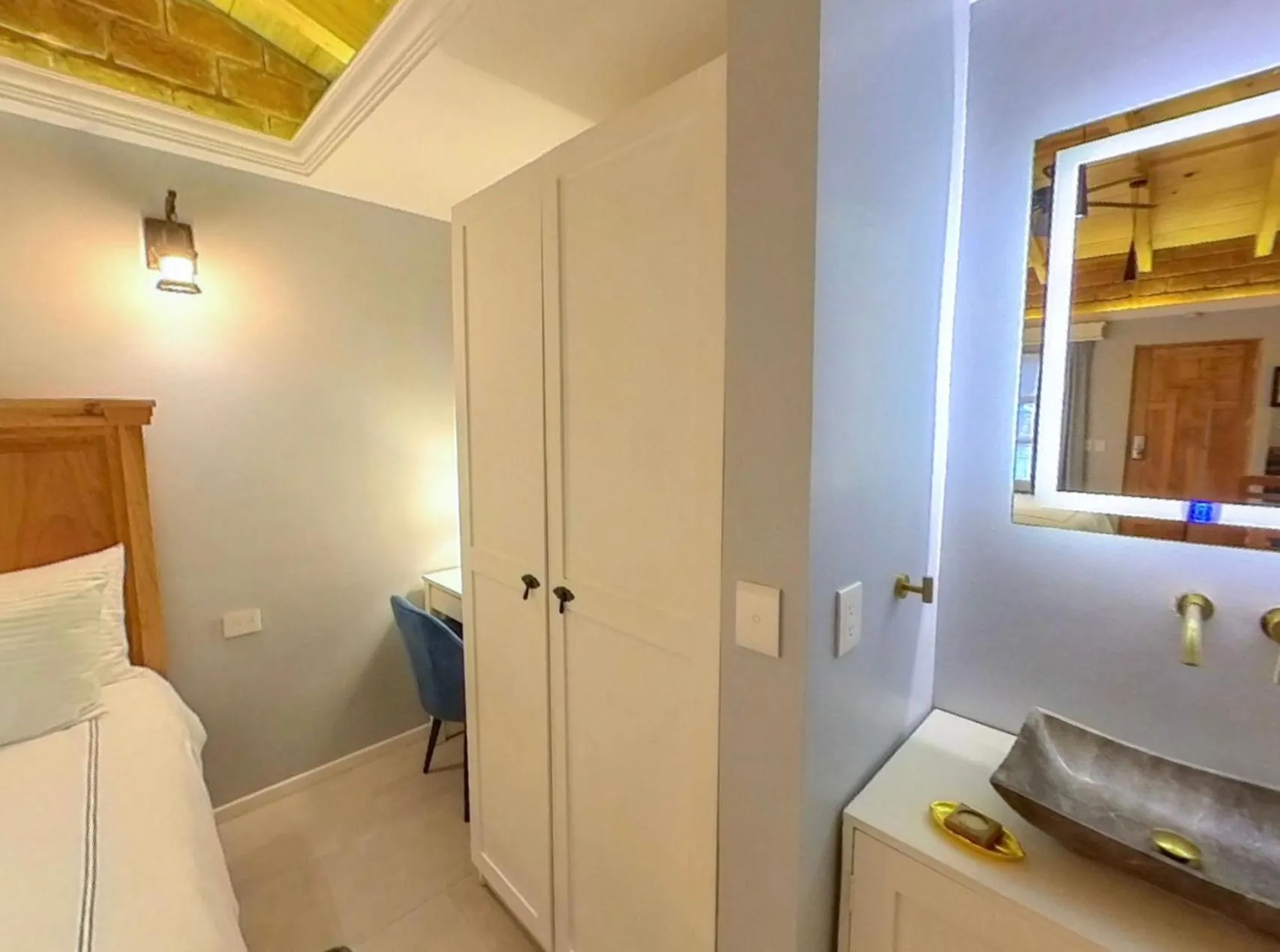 wardrobe, Bed in Hacienda Valentino