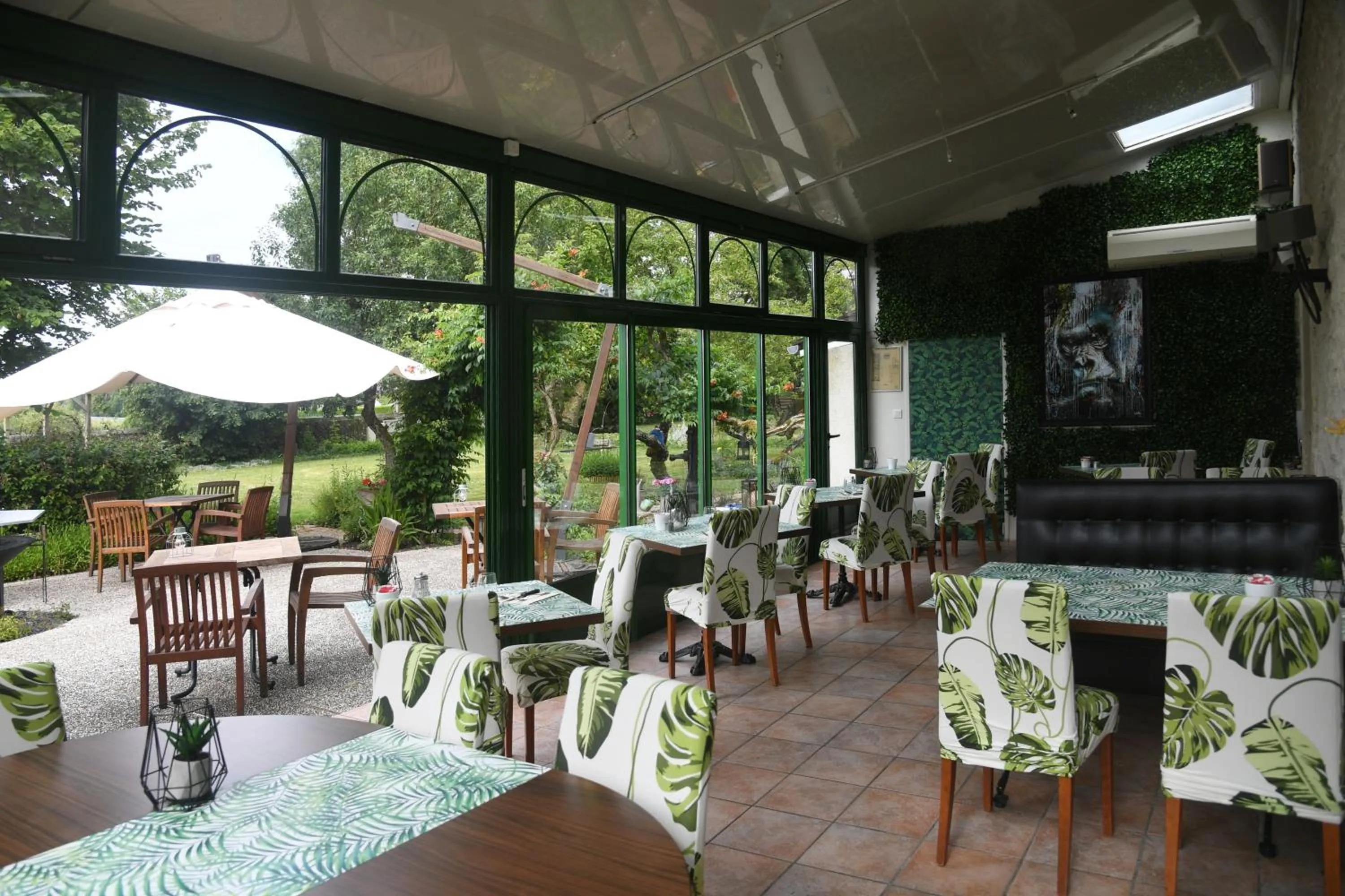 Restaurant/places to eat in Logis Auberge De Launay