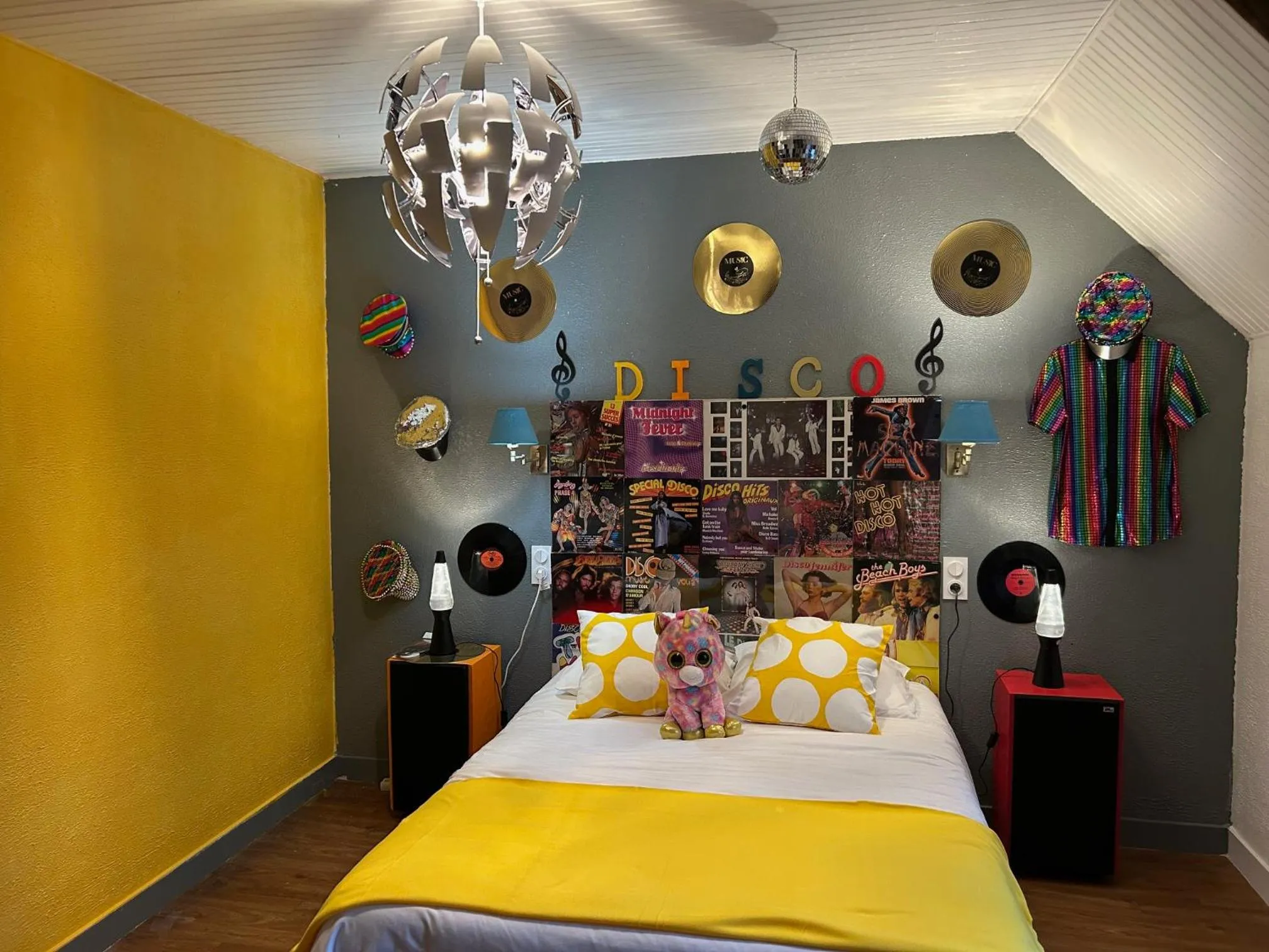 Bed in Logis Auberge De Launay