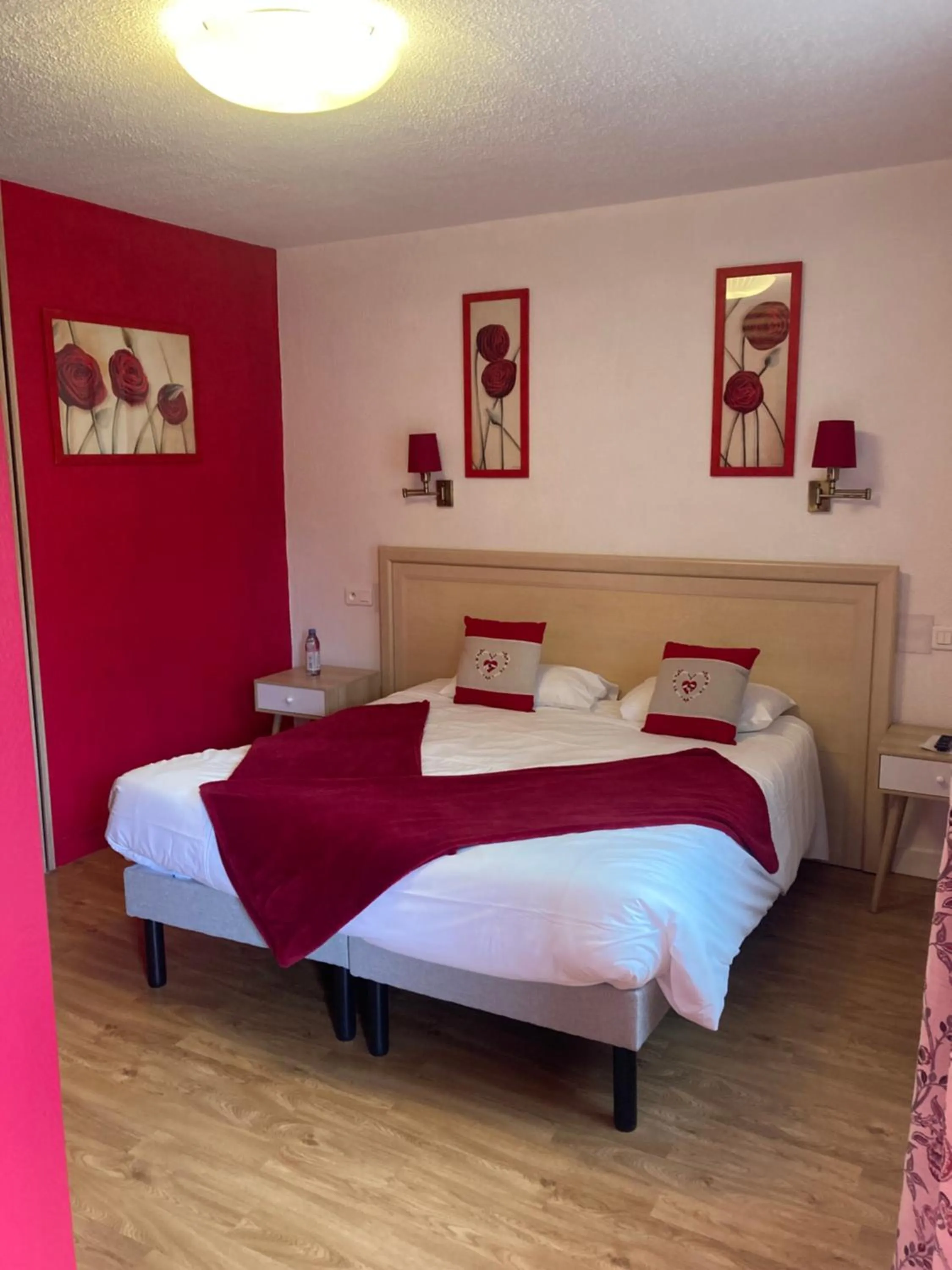 Bed in Logis Auberge De Launay