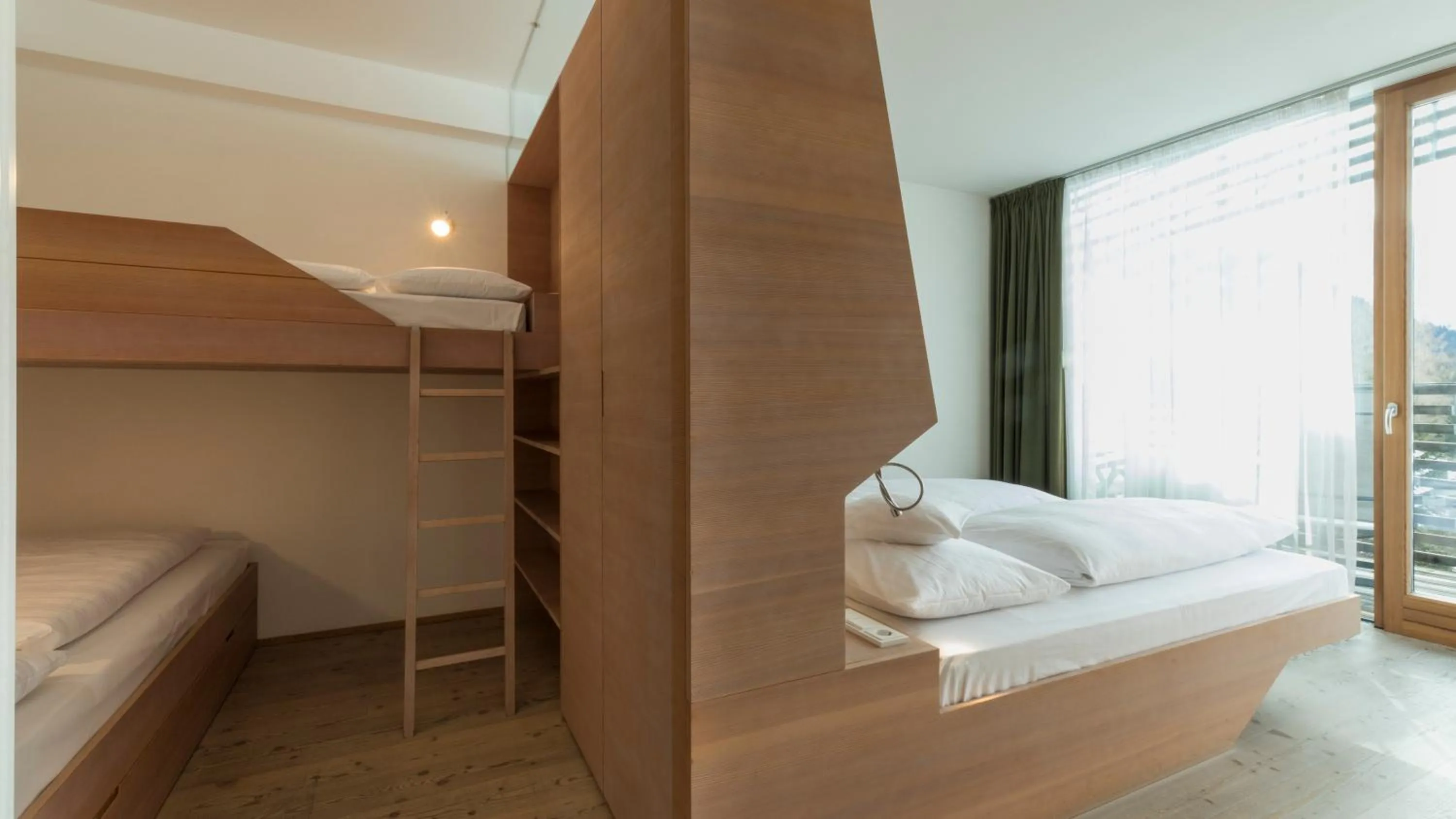 Photo of the whole room, Bed in Residence Königswarte Strata Sexten