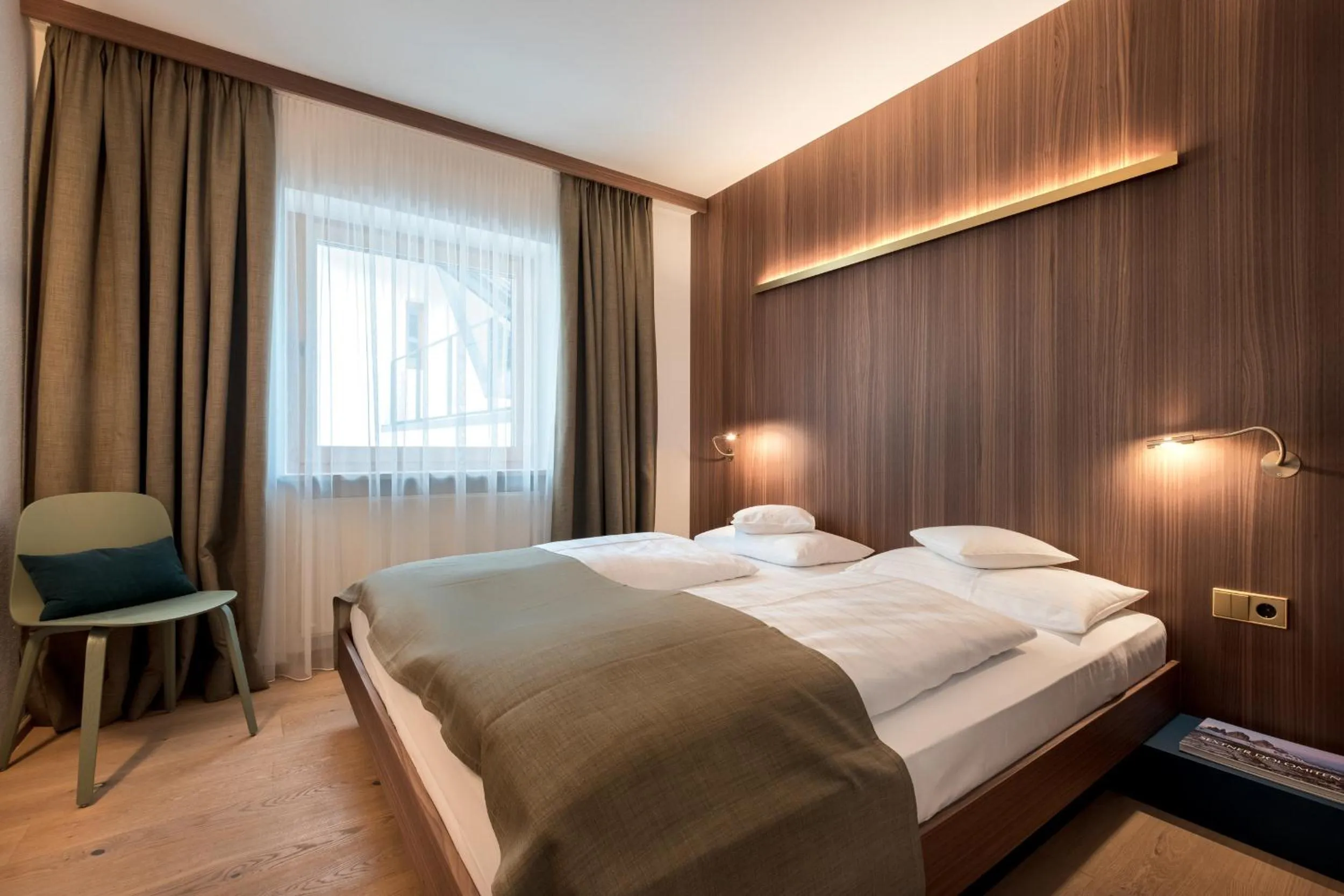 Photo of the whole room, Bed in Residence Königswarte Strata Sexten