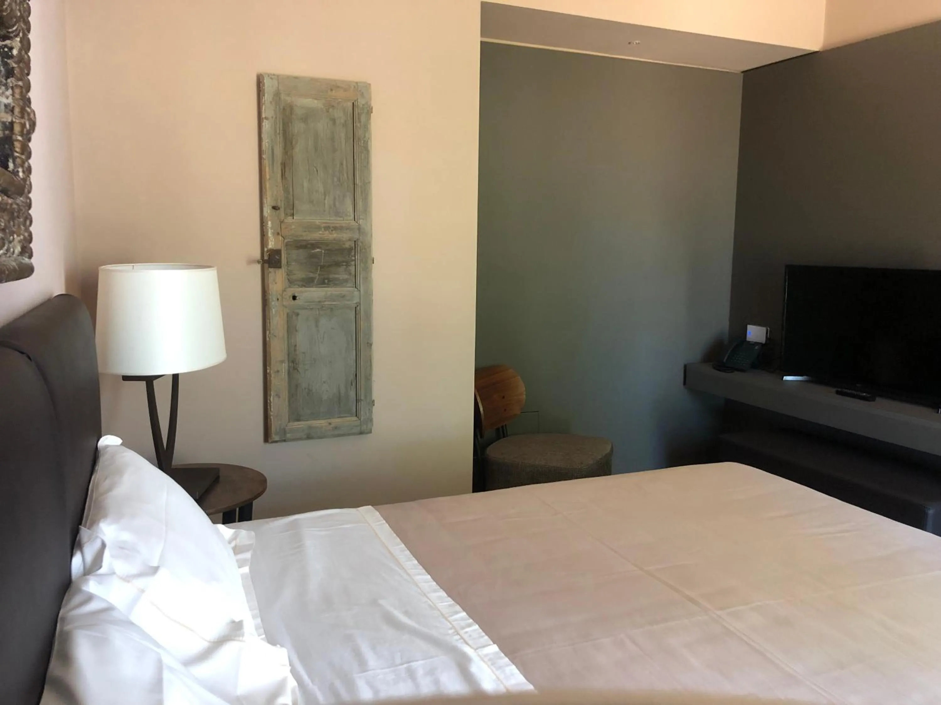 TV and multimedia, Bed in Araja Villa&Suite by Geocharme