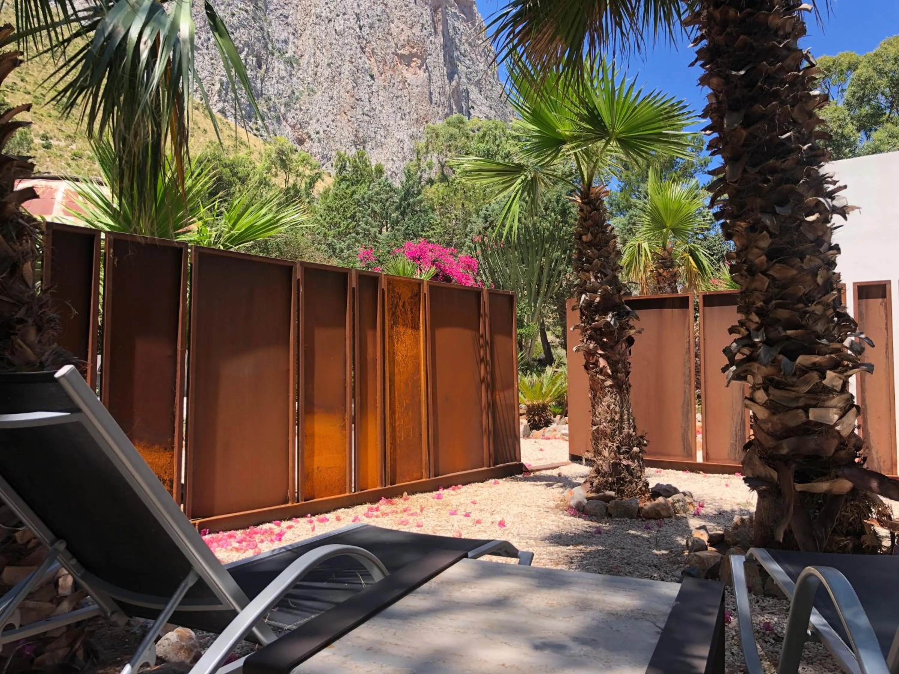 Garden in Araja Villa&Suite by Geocharme