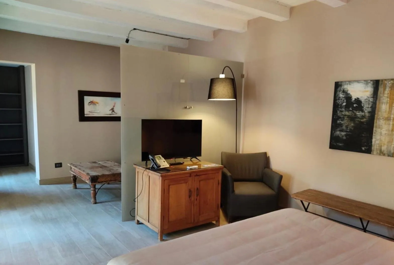 TV and multimedia, Bed in Araja Villa&Suite by Geocharme