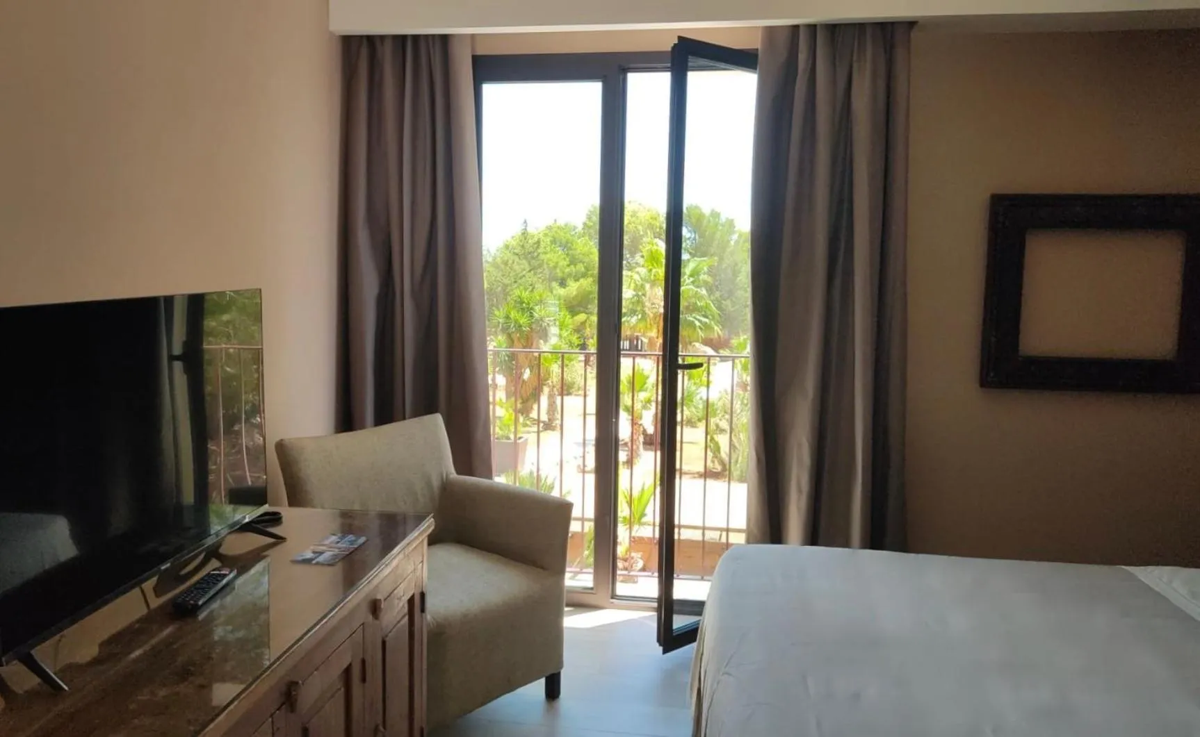 TV and multimedia, Bed in Araja Villa&Suite by Geocharme