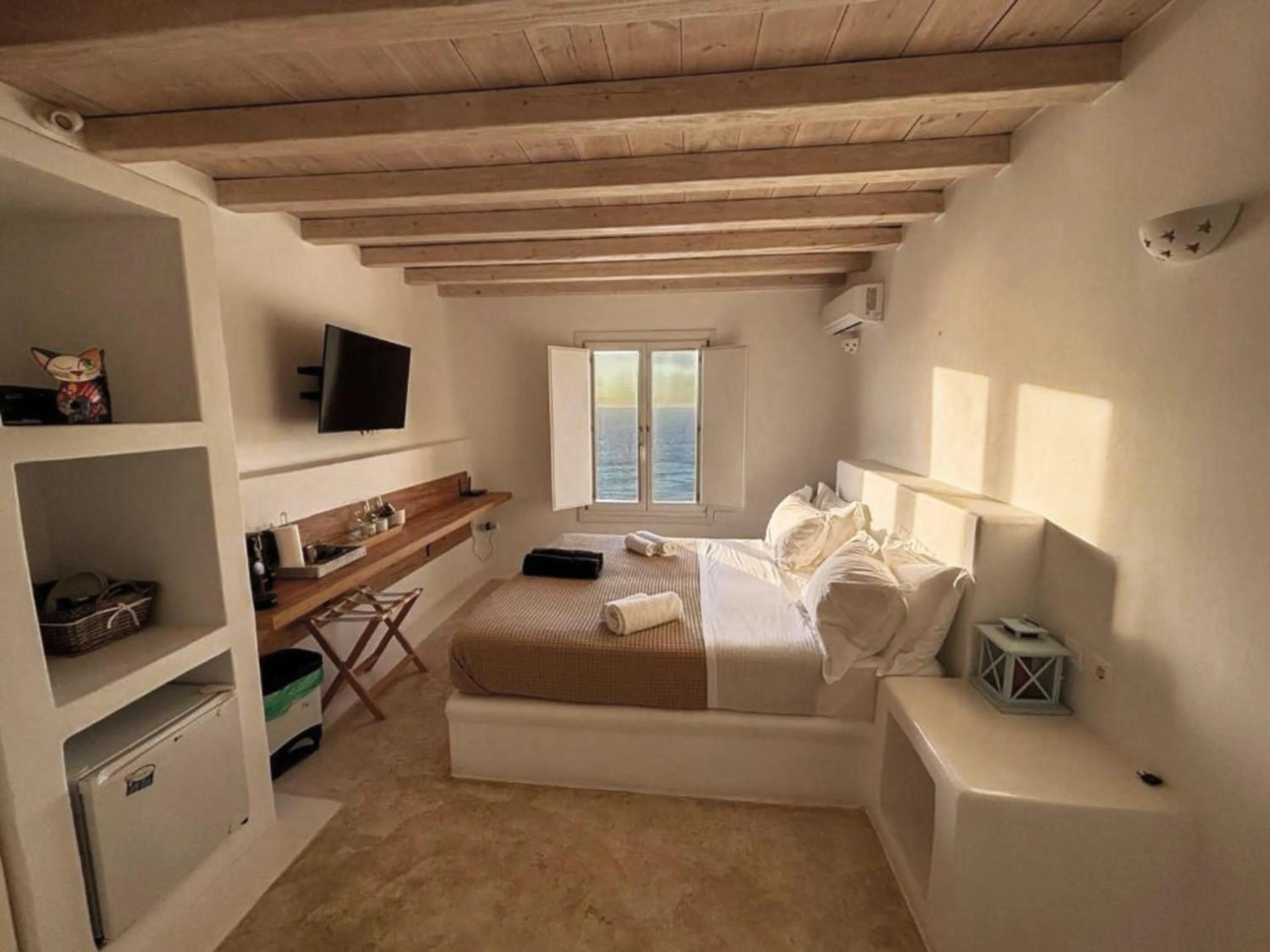 Bedroom, Bed in White Rock Suites & Villas