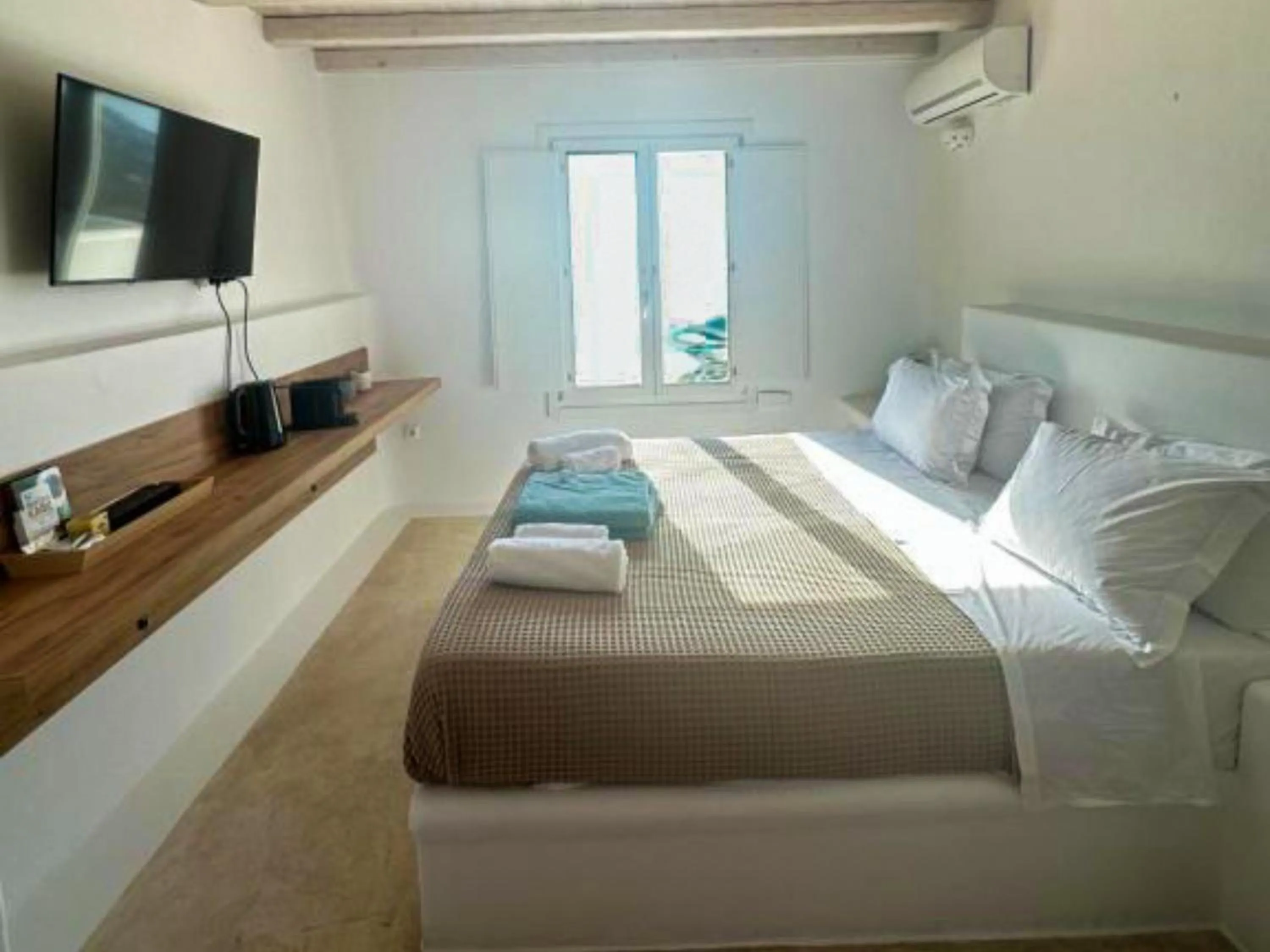 Bedroom, Bed in White Rock Suites & Villas