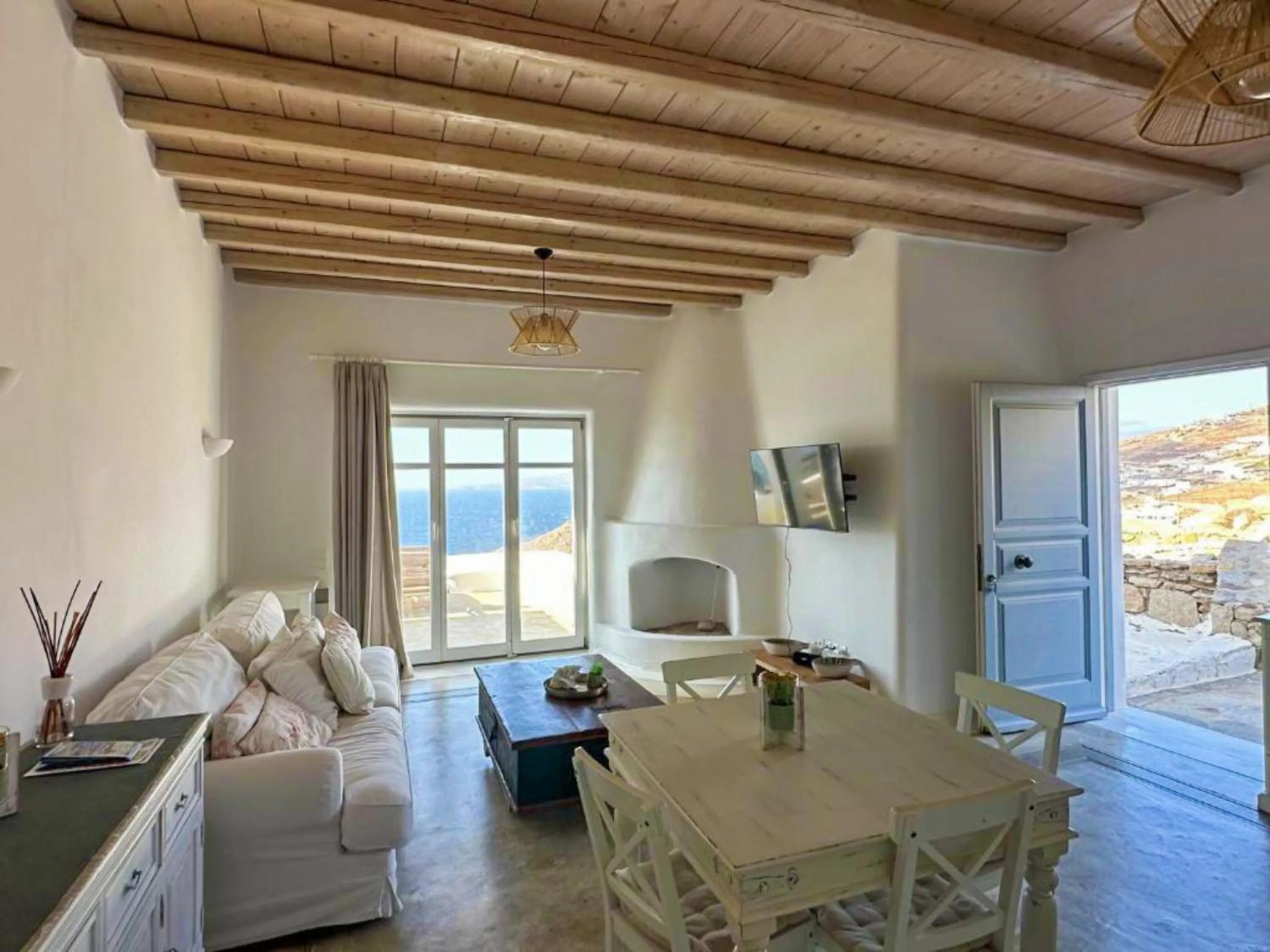 Living room in White Rock Suites & Villas