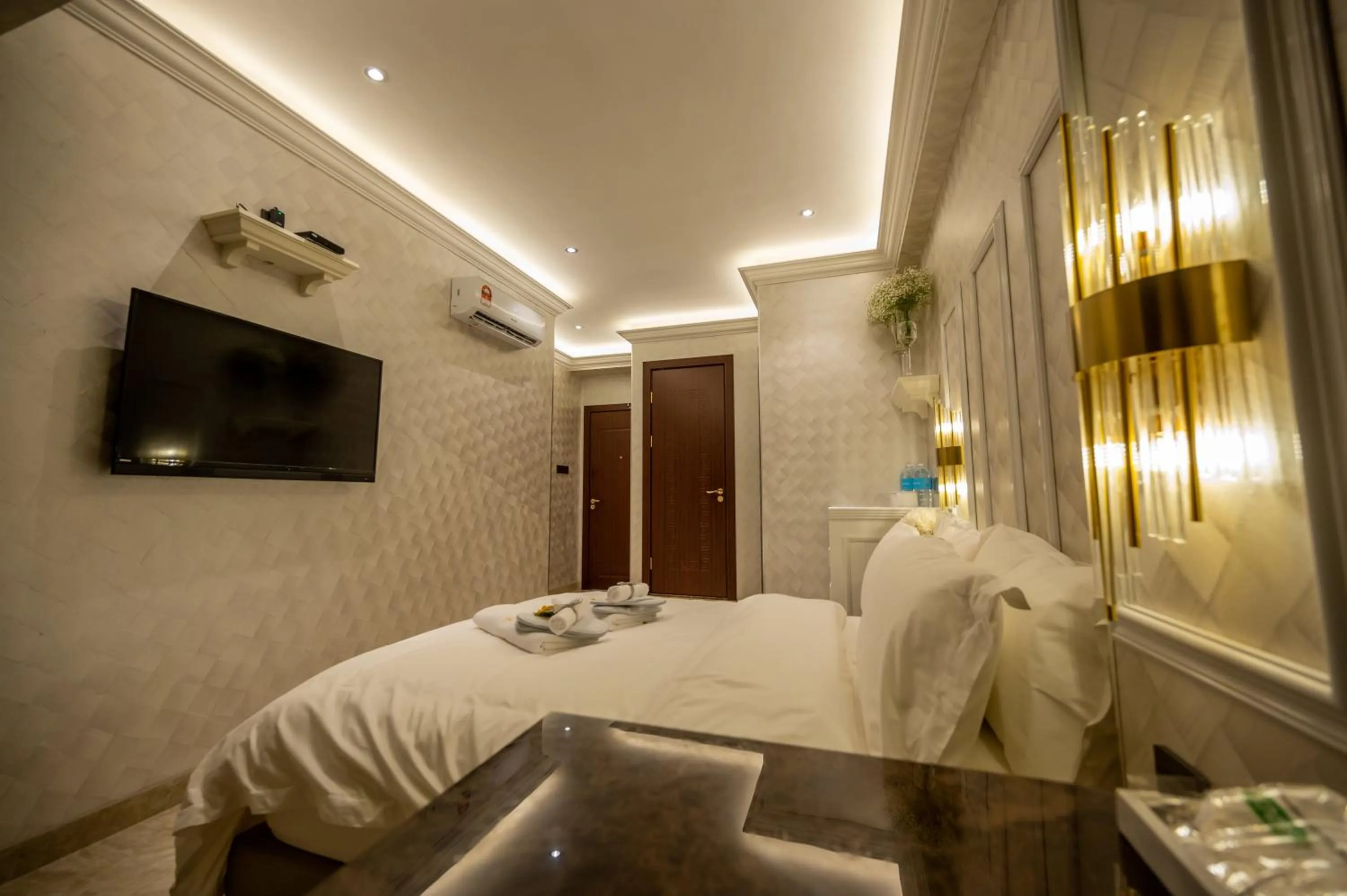 Photo of the whole room, Bed in A Residence @ Between Hilton & Cititel Hotel