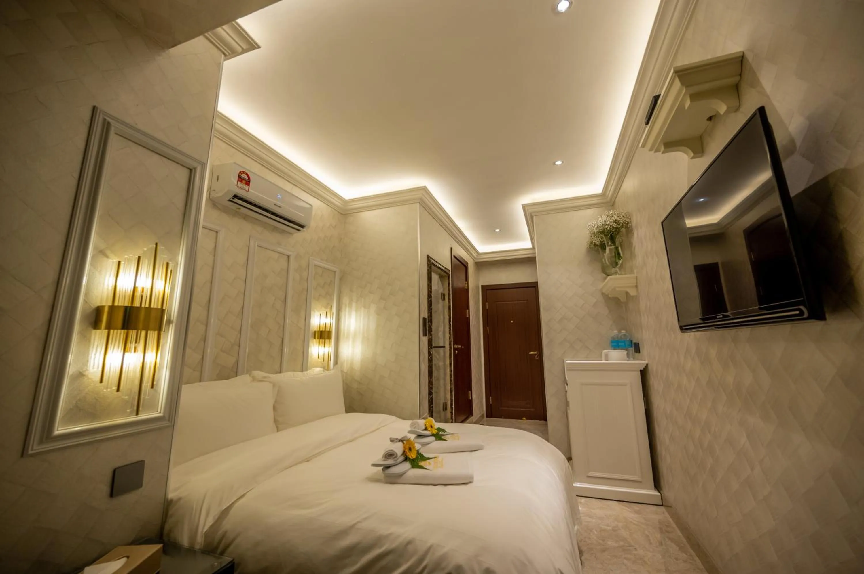 Photo of the whole room, Bed in A Residence @ Between Hilton & Cititel Hotel