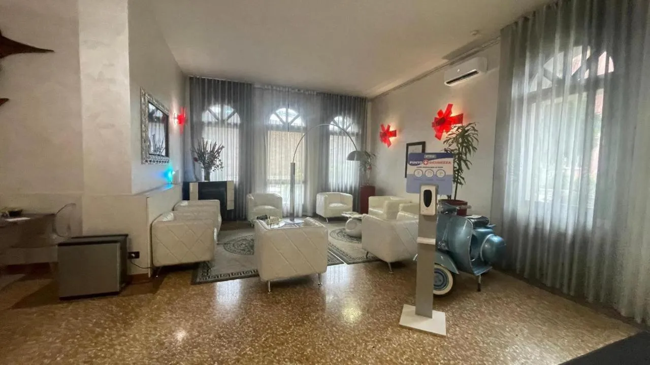 Communal lounge/ TV room in Momi's Hotel