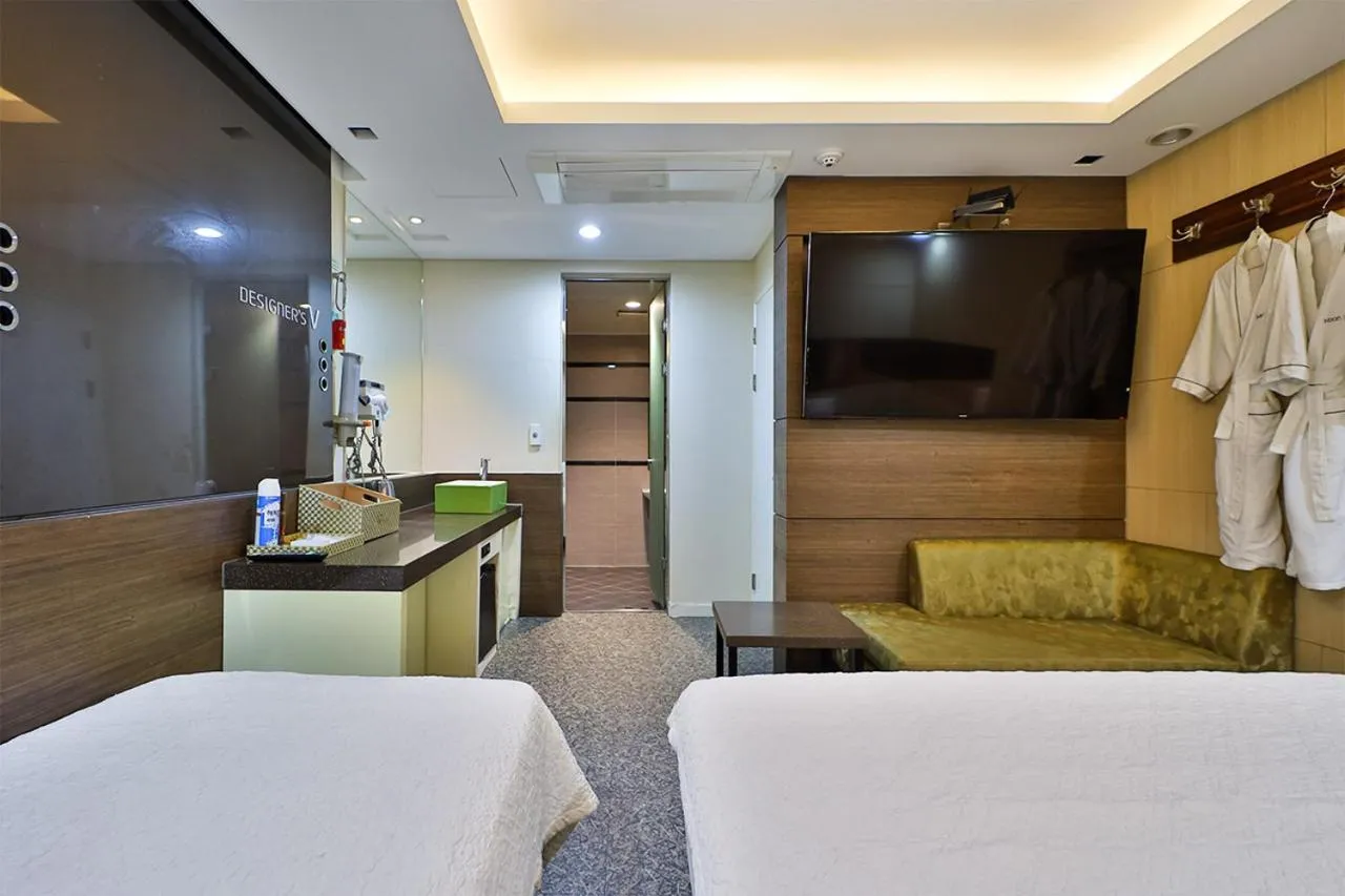 TV and multimedia, Bed in Moonbay Hotel