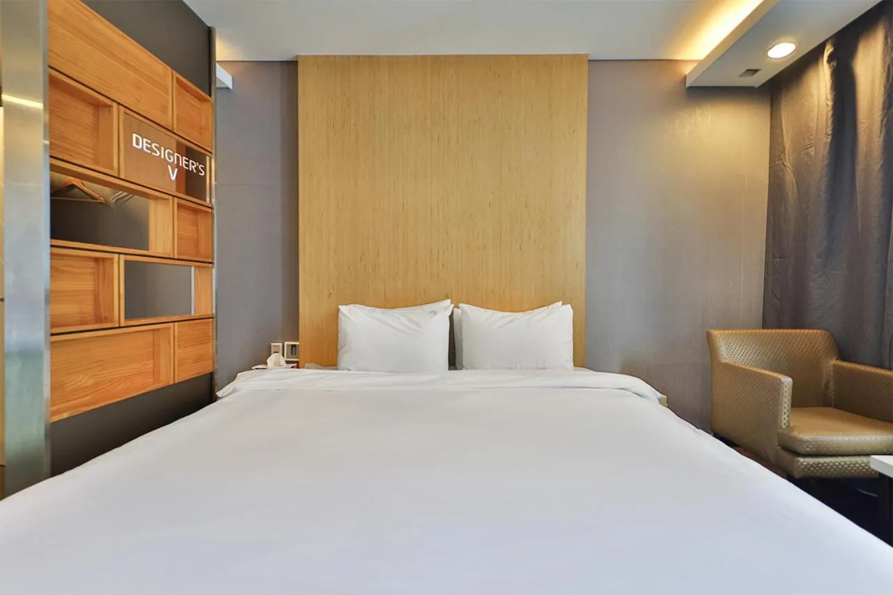 Bedroom, Bed in Moonbay Hotel