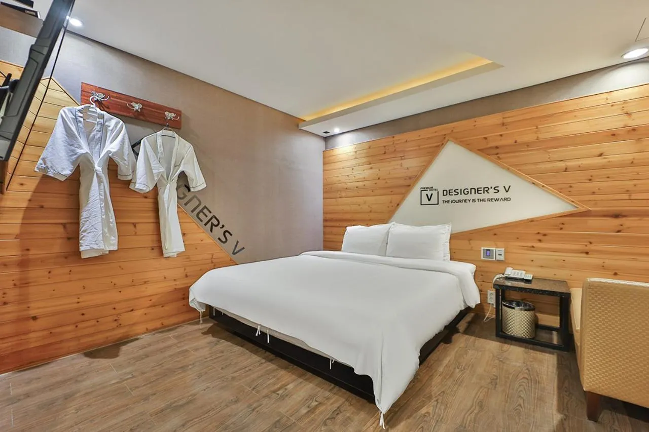 Bedroom, Bed in Moonbay Hotel