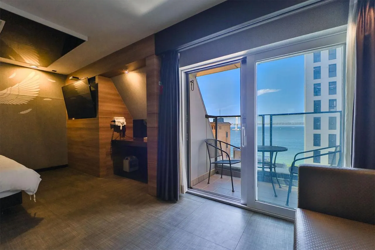 Balcony/Terrace, Bed in Moonbay Hotel