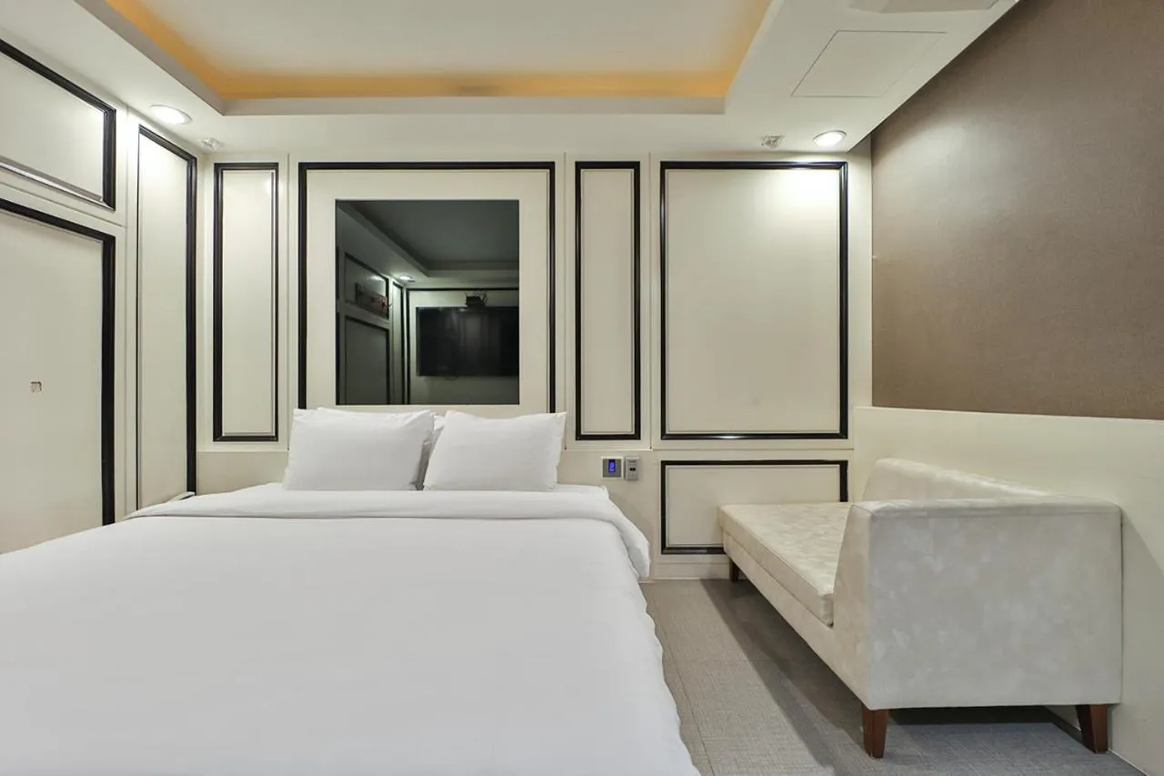 Bedroom, Bed in Moonbay Hotel