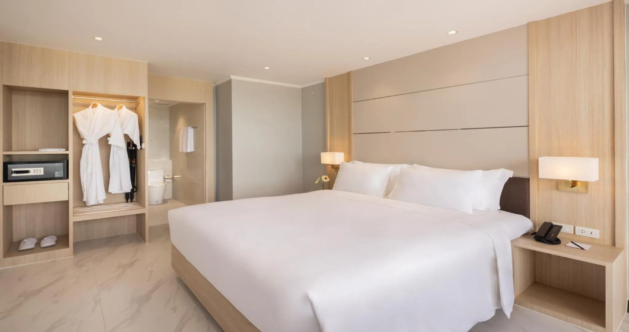 Bedroom, Bed in Eastin Resort Rayong