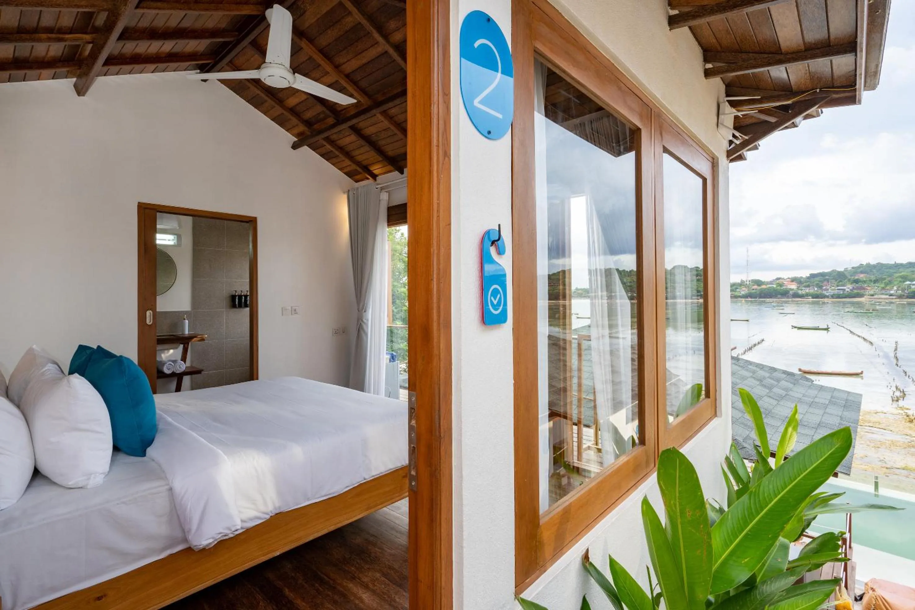 Photo of the whole room, Bed in Indigo Blue Ceningan