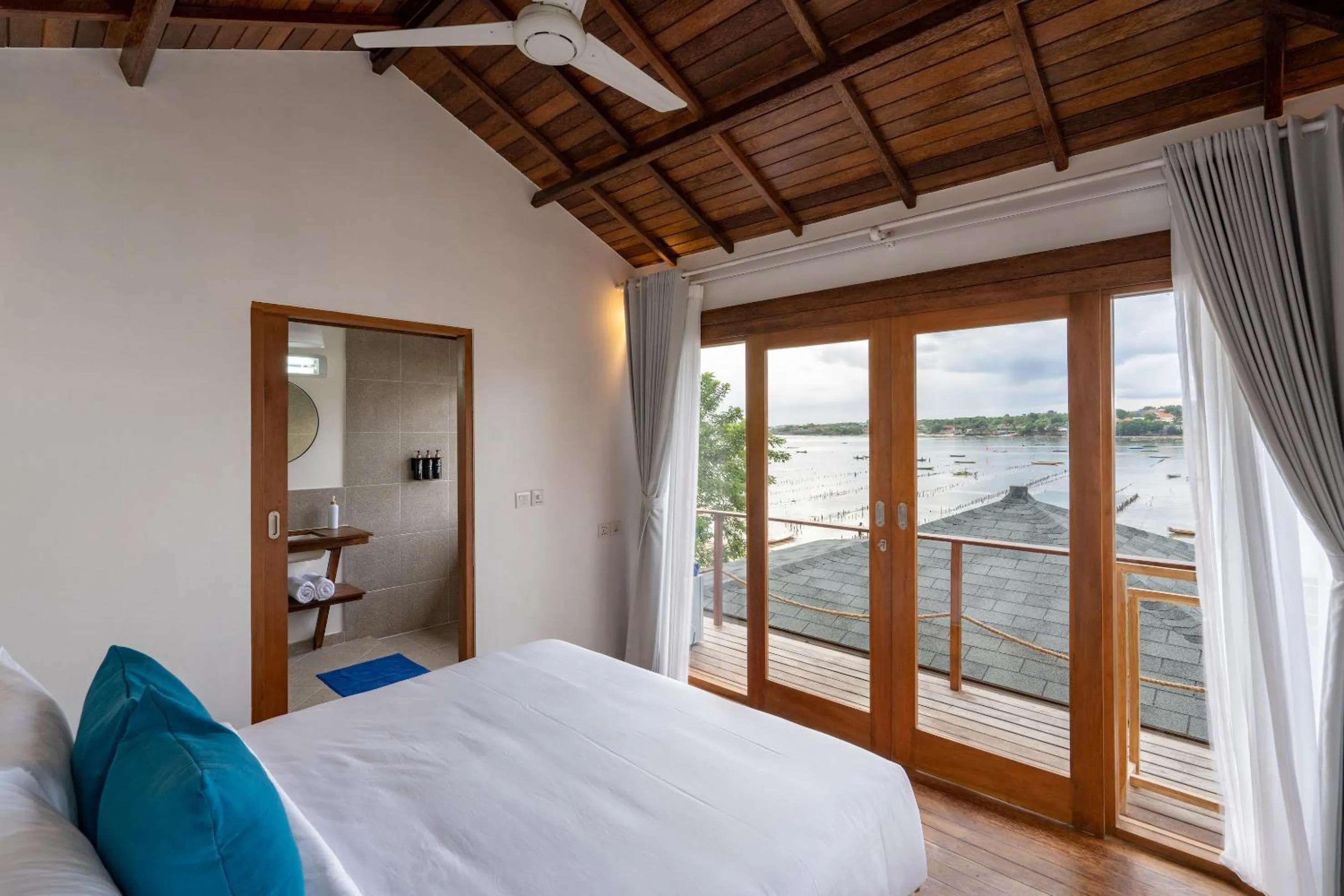 Sea view, Bed in Indigo Blue Ceningan