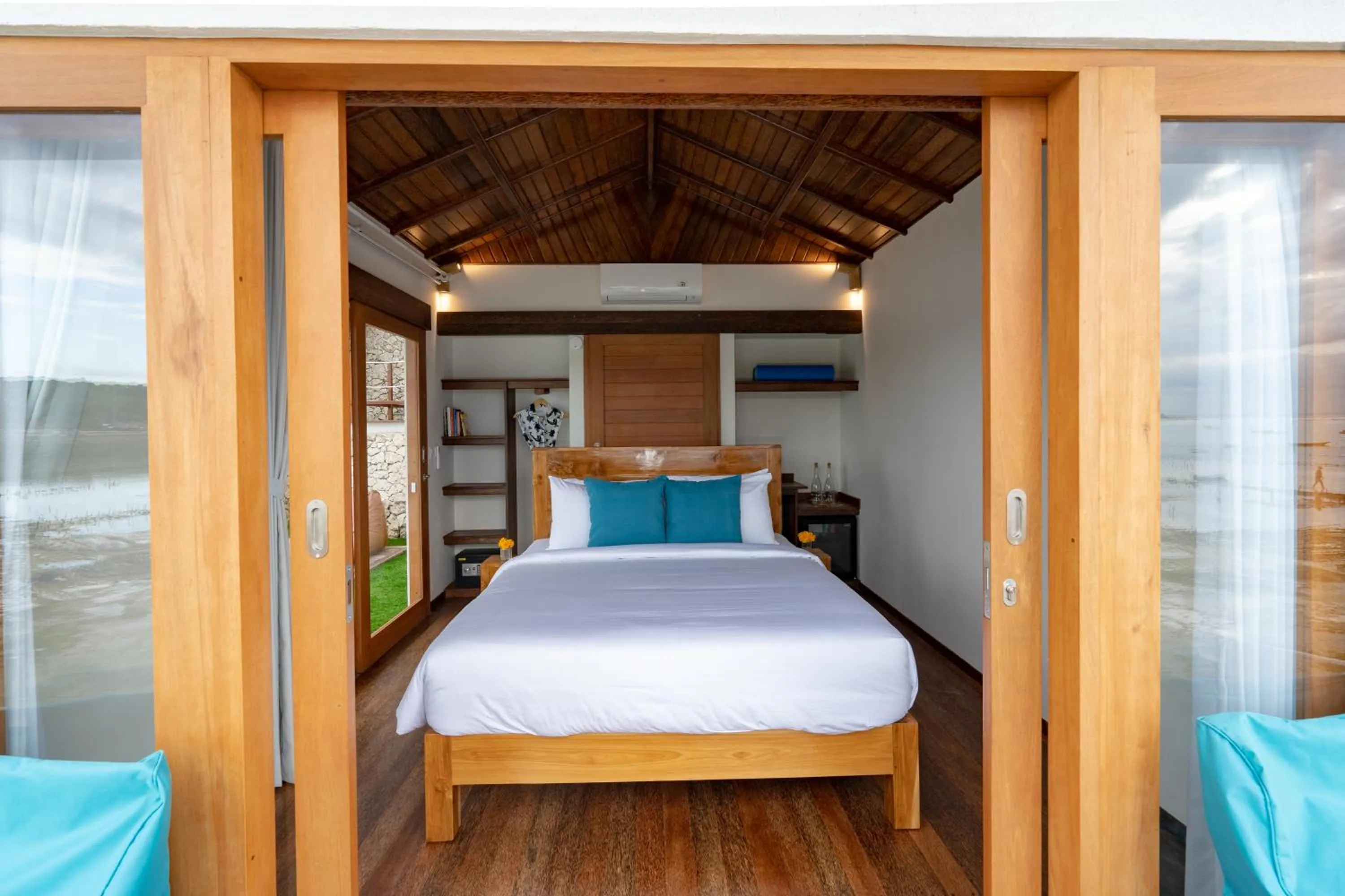 Bed in Indigo Blue Ceningan