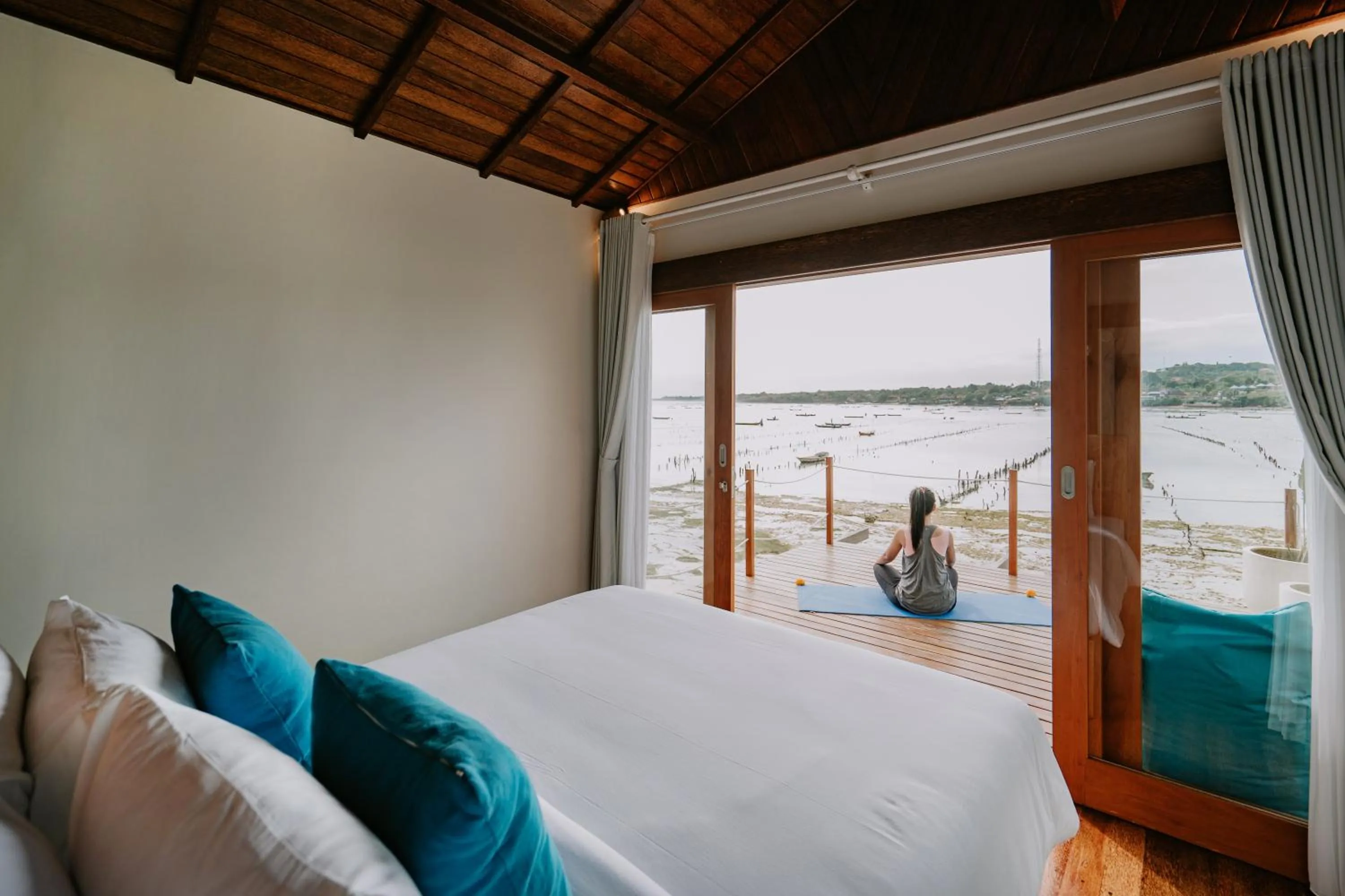 Sea view, Bed in Indigo Blue Ceningan
