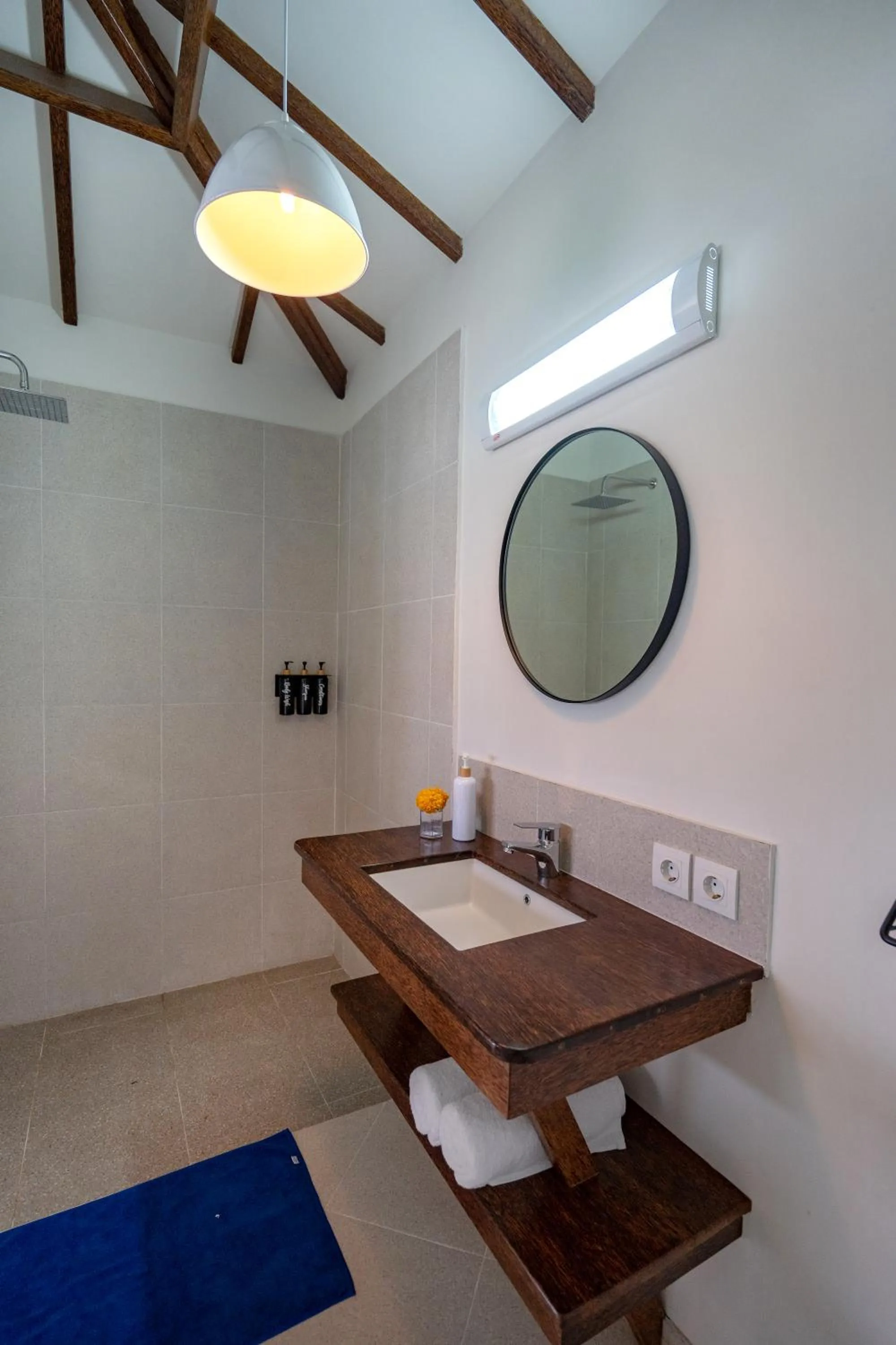 Bathroom in Indigo Blue Ceningan