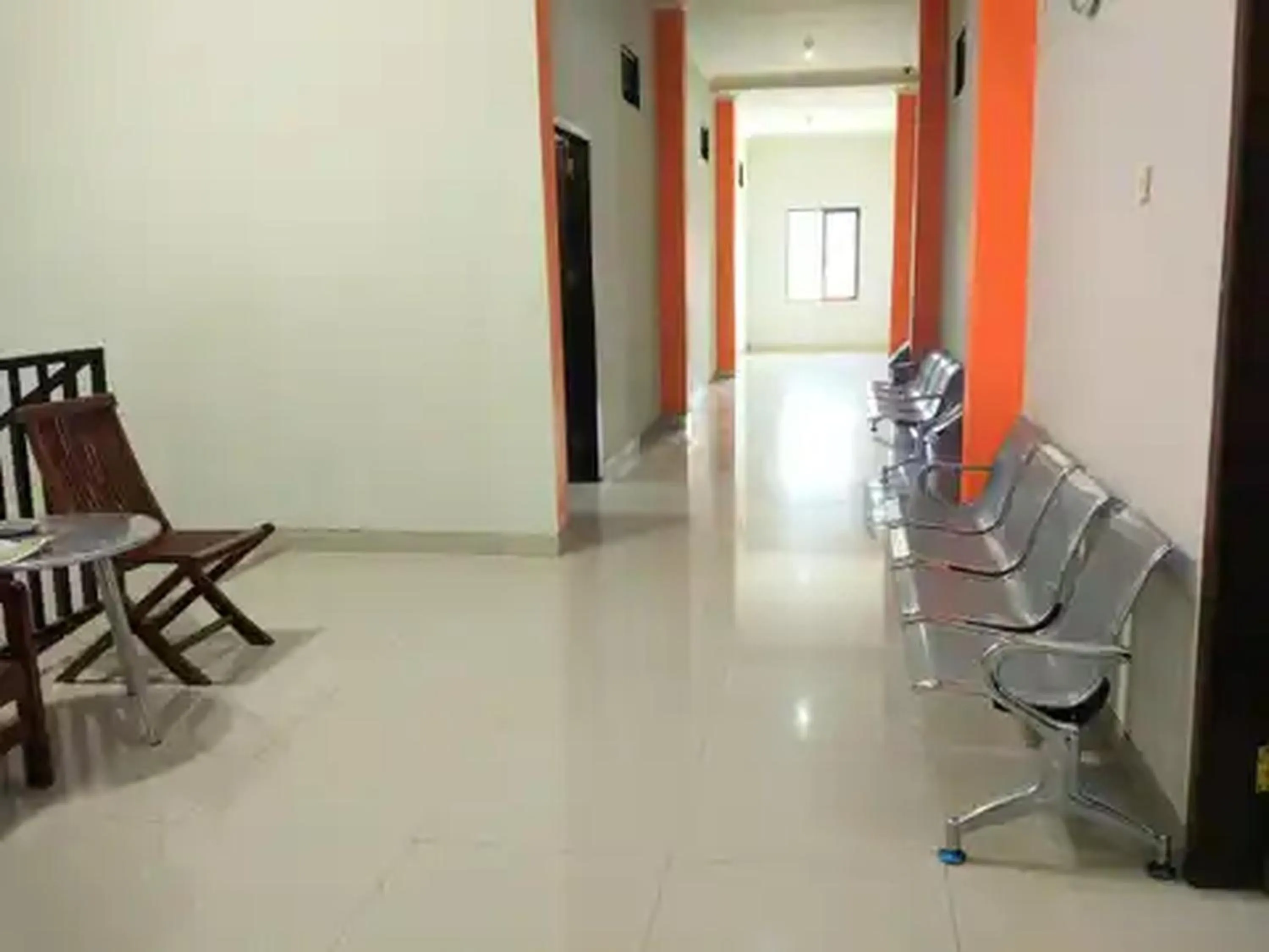 Seating area in RedDoorz at Hotel Nuansa Ngawi