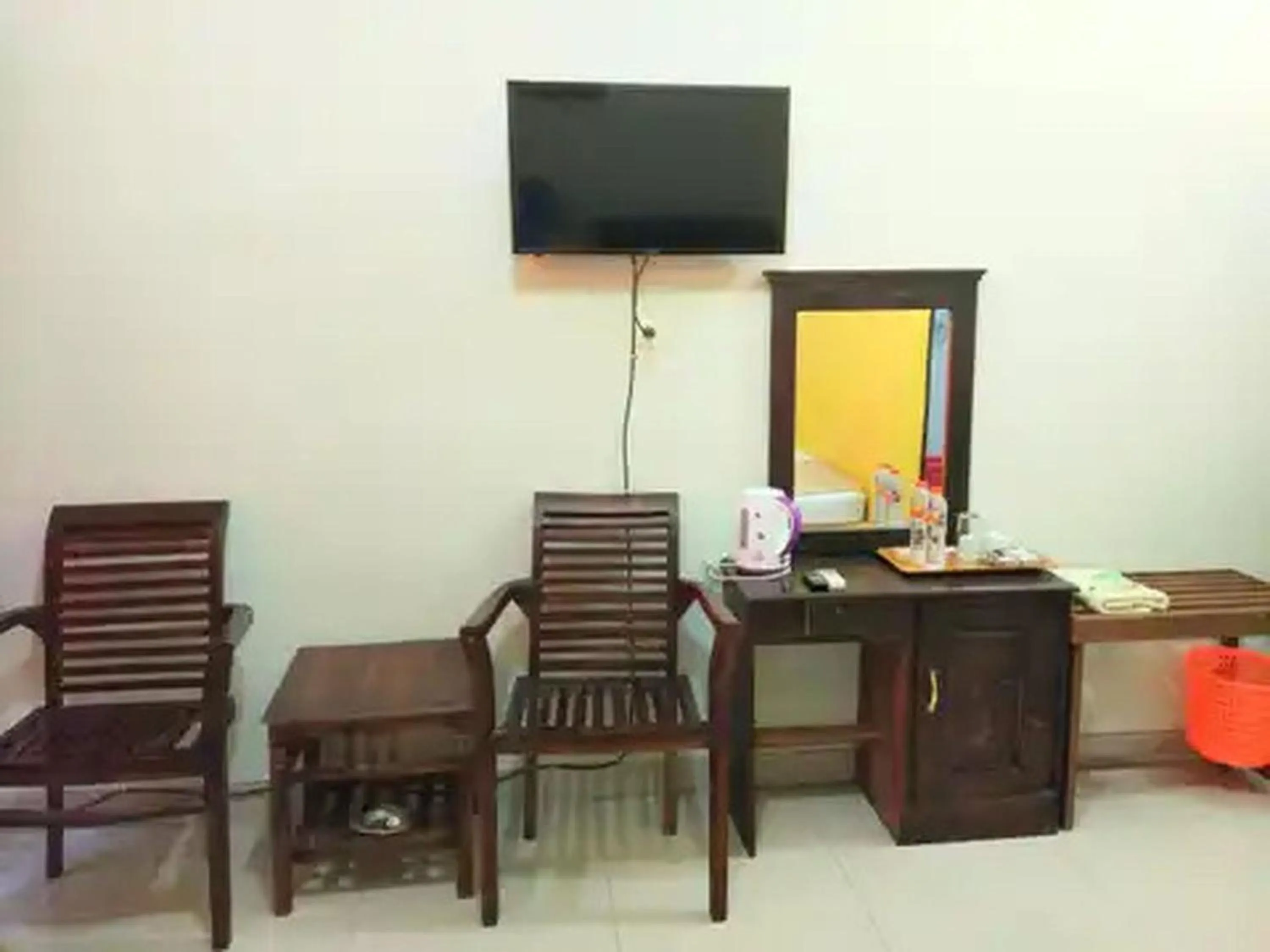 TV and multimedia in RedDoorz at Hotel Nuansa Ngawi