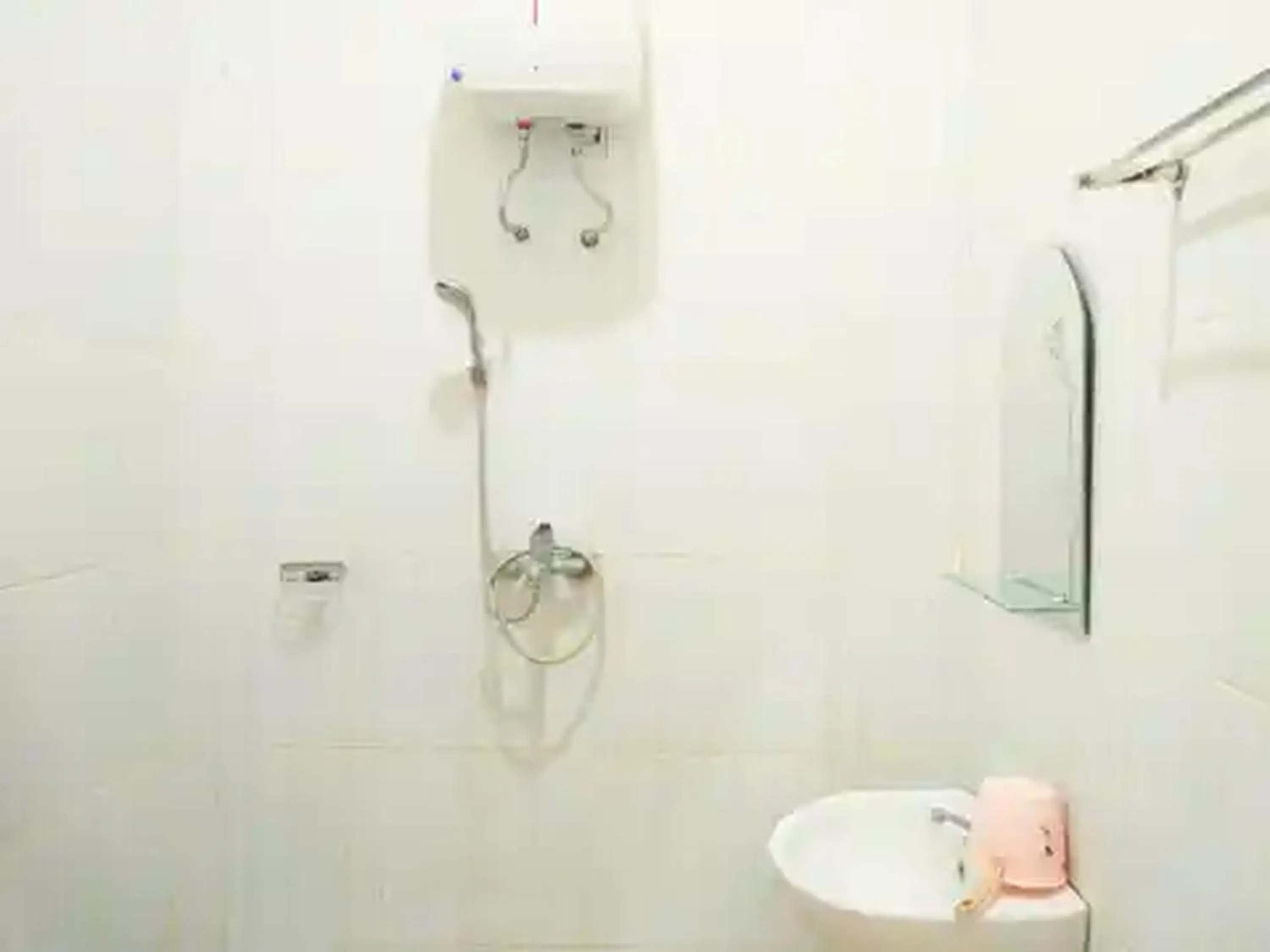 Bathroom in RedDoorz at Hotel Nuansa Ngawi