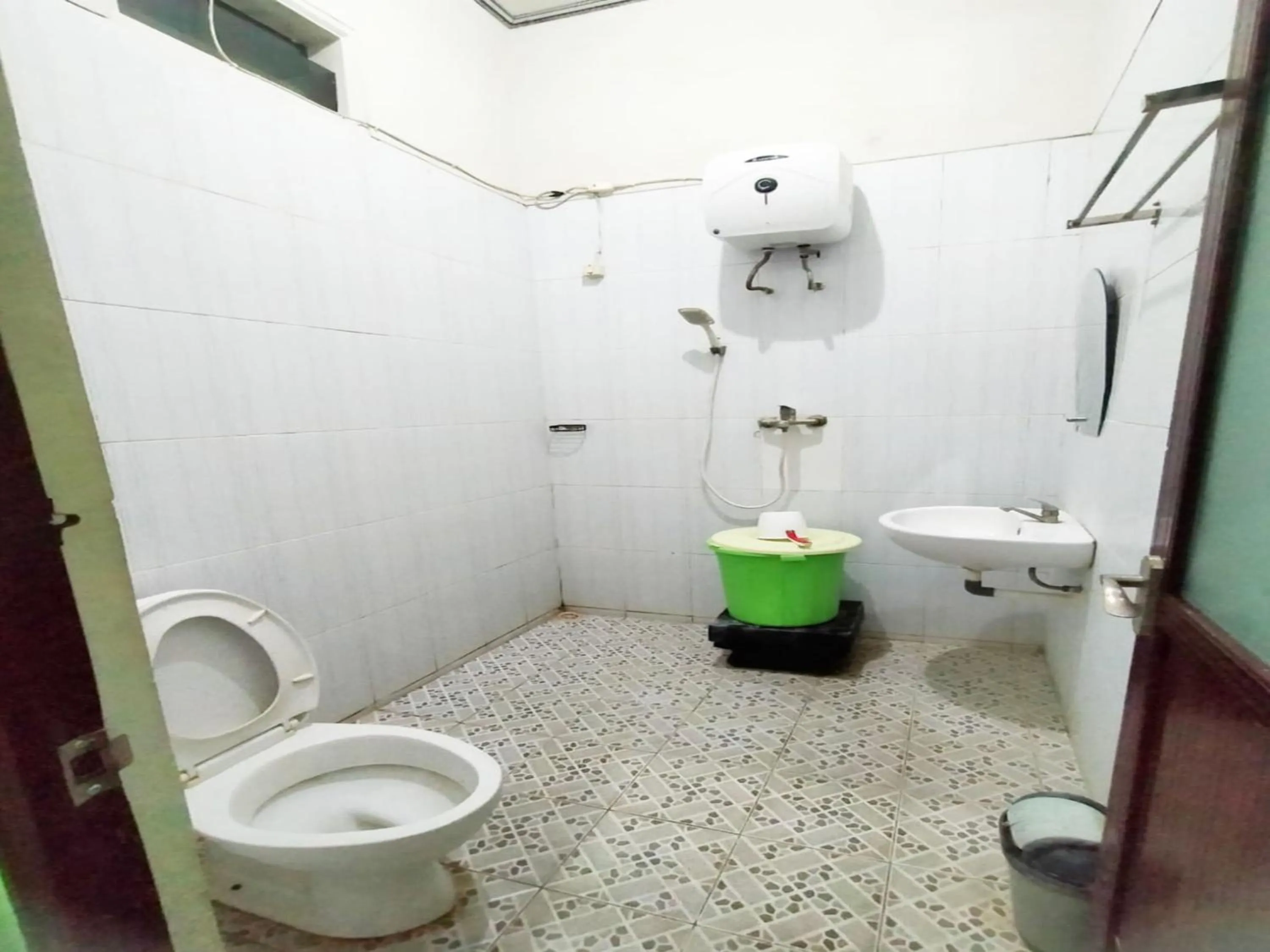 Bathroom in RedDoorz at Hotel Nuansa Ngawi