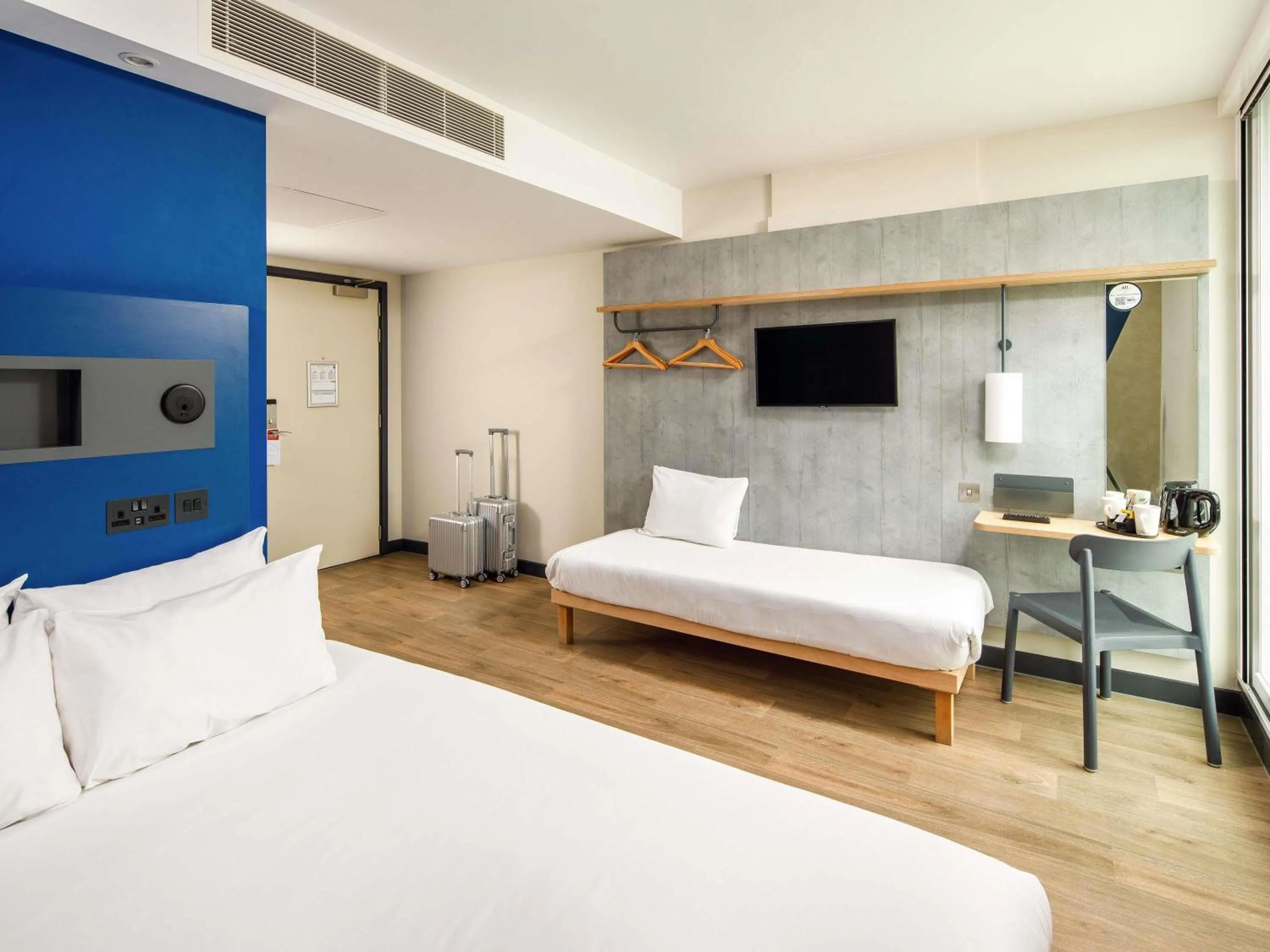 Bedroom, Bed in ibis budget Manchester Airport T2