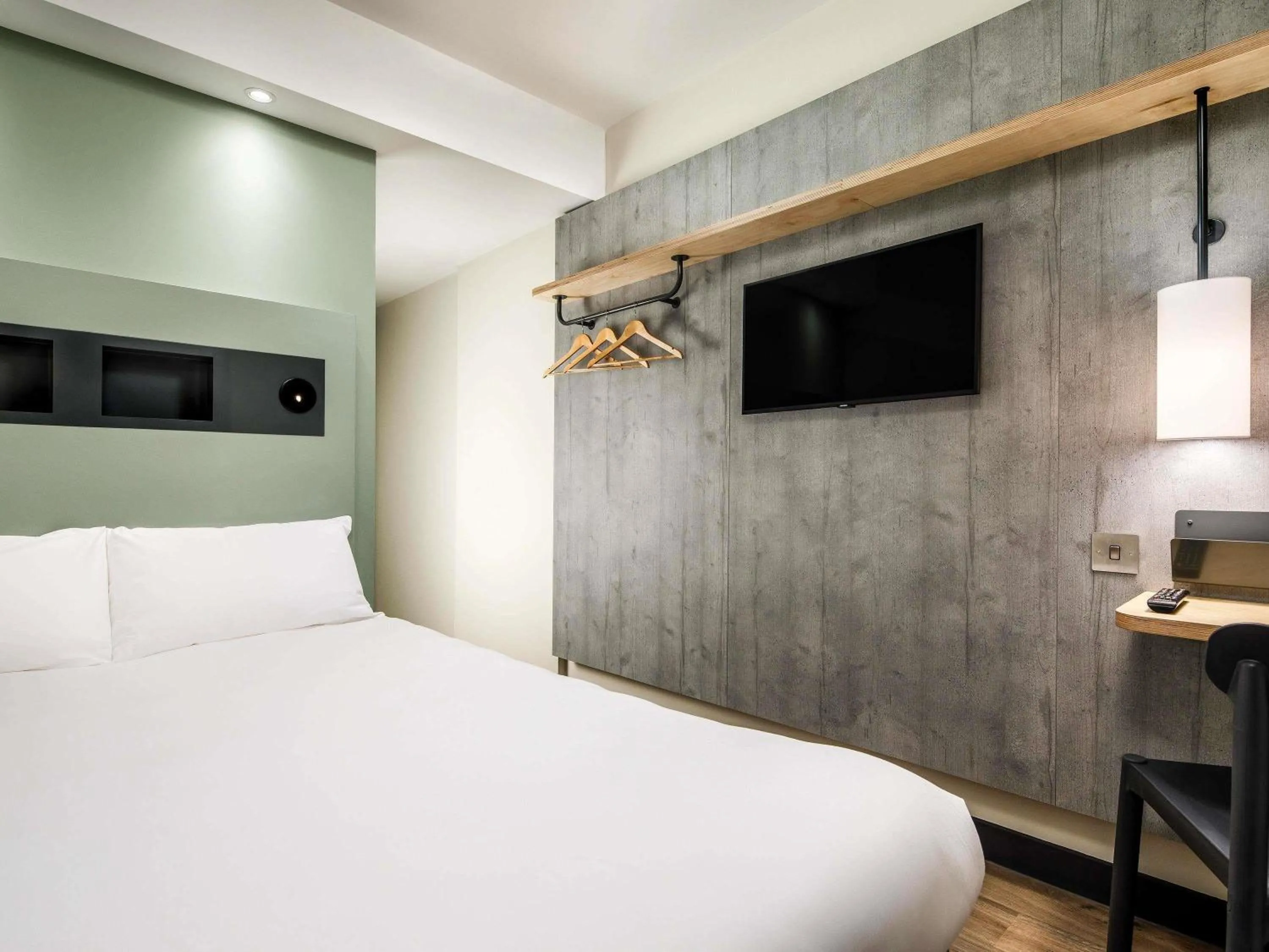Bedroom, Bed in ibis budget Manchester Airport T2