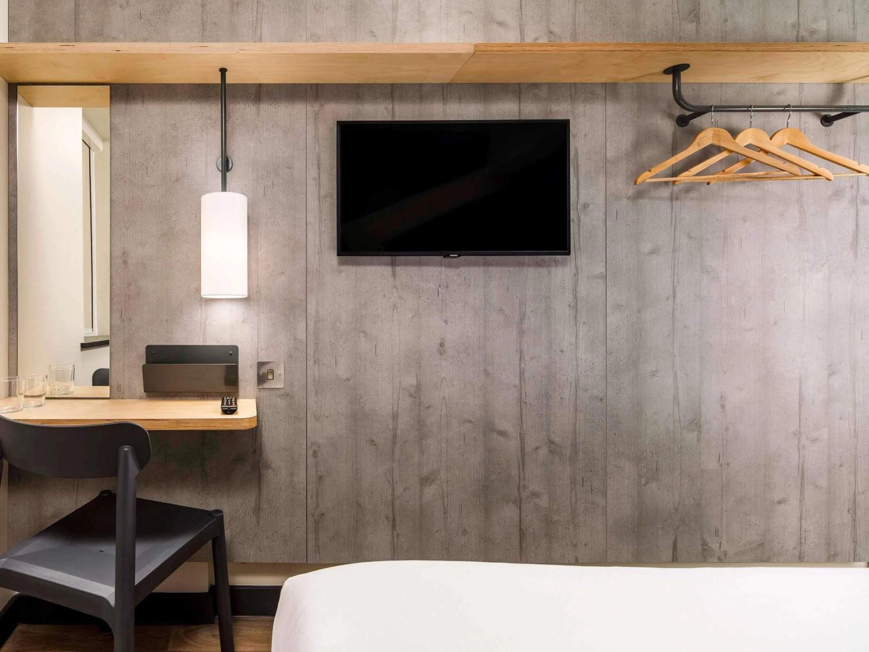 Bedroom in ibis budget Manchester Airport T2