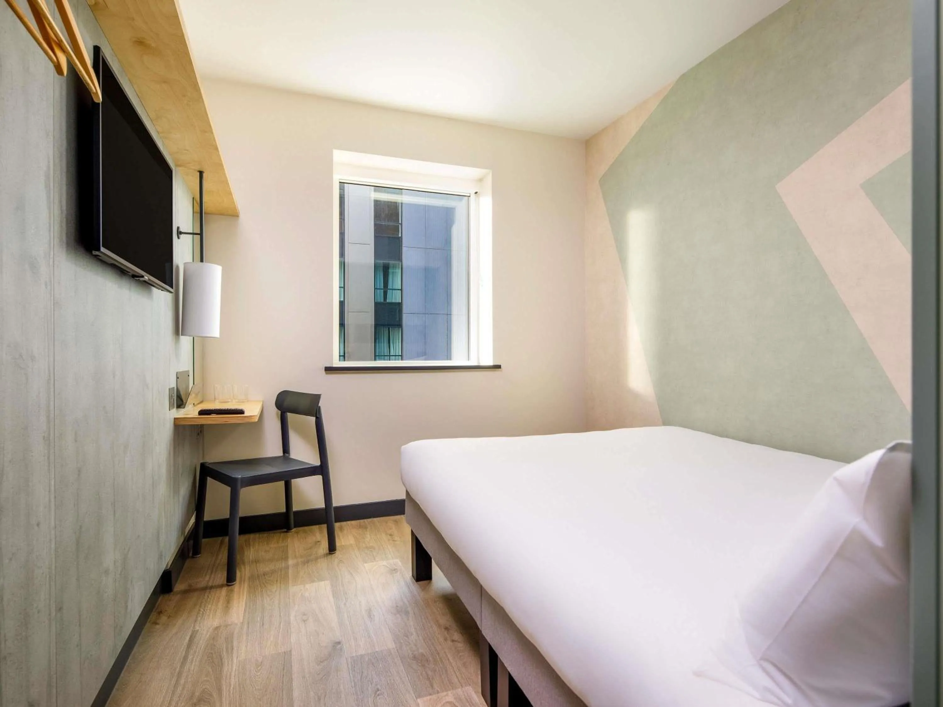 Bedroom, Bed in ibis budget Manchester Airport T2