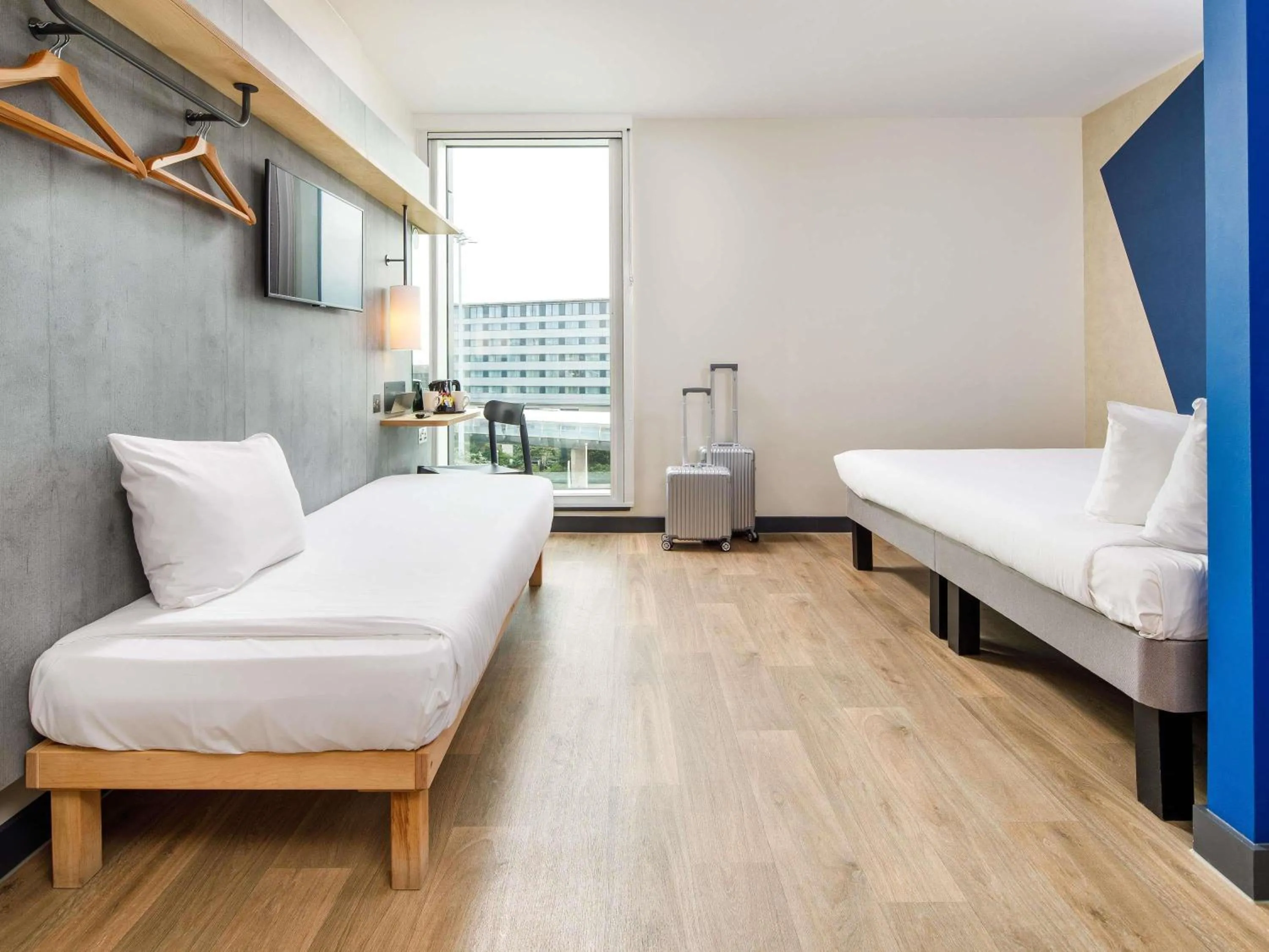 Bedroom, Bed in ibis budget Manchester Airport T2