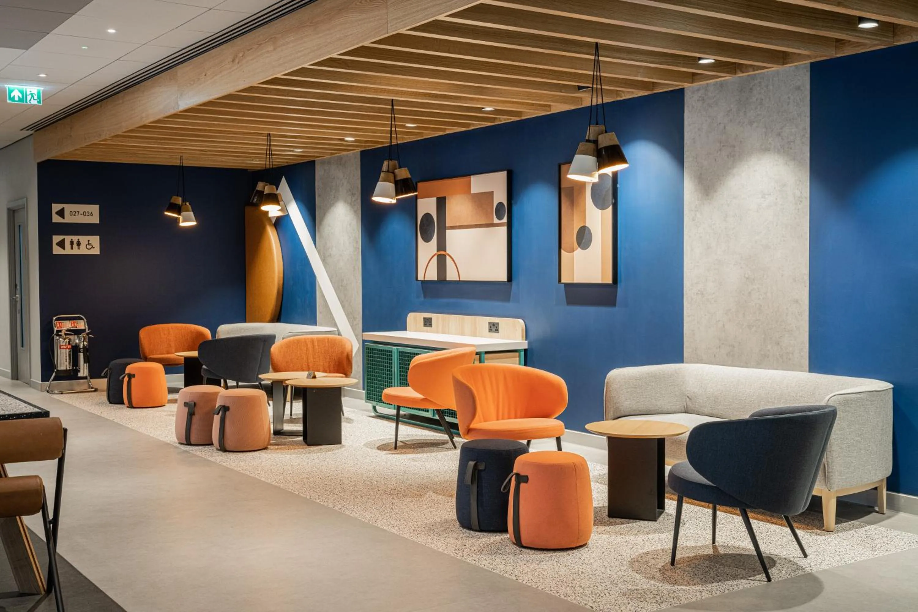 Lounge or bar in ibis budget Manchester Airport T2