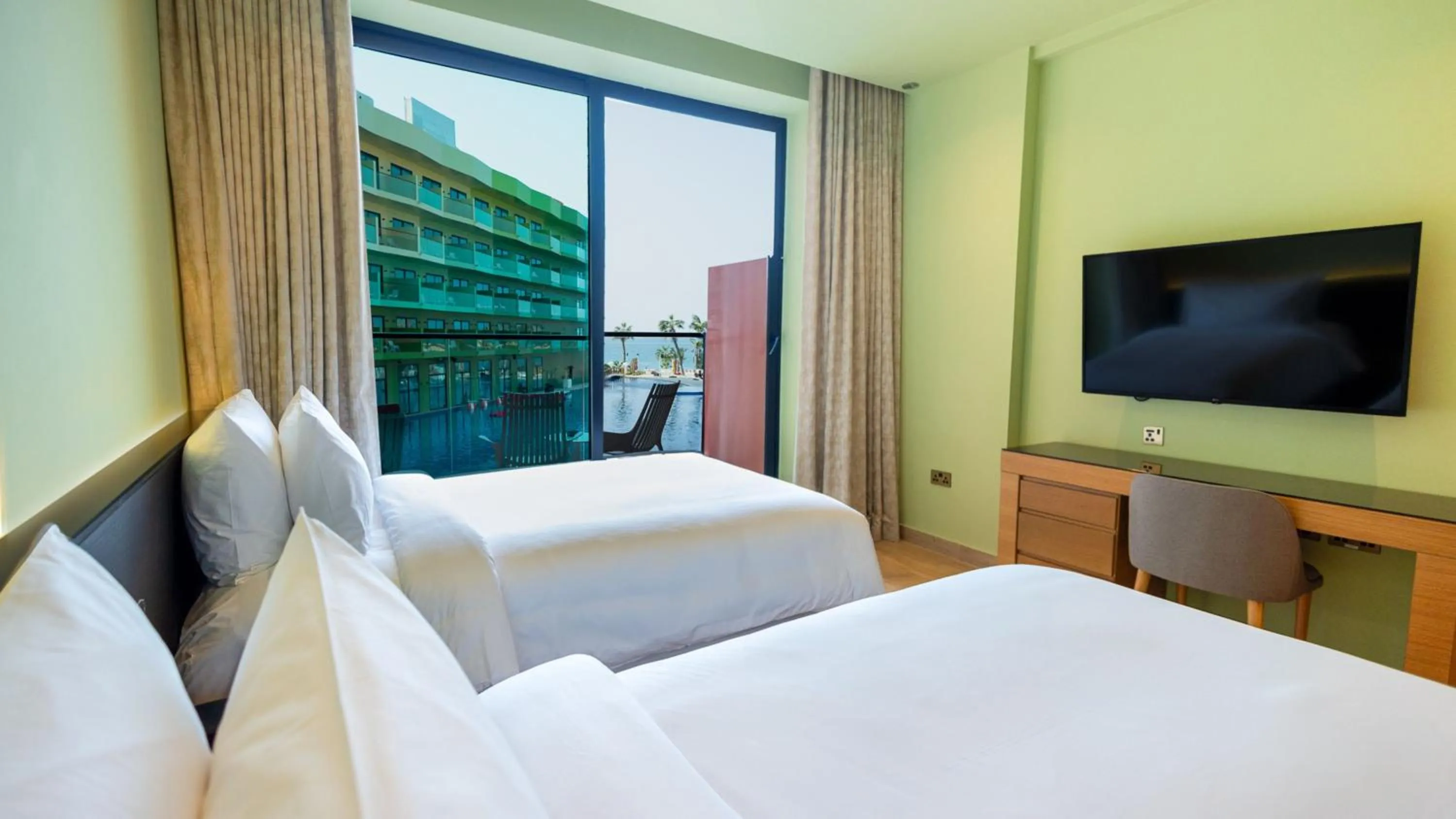 Photo of the whole room, Bed in Voco Dubai Monaco, The Heart of Europe by IHG-Adult only