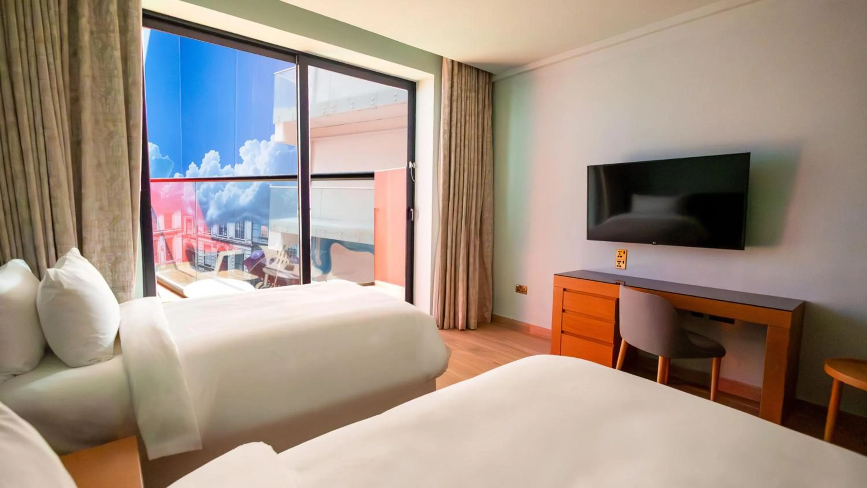 Photo of the whole room, Bed in Voco Dubai Monaco, The Heart of Europe by IHG-Adult only