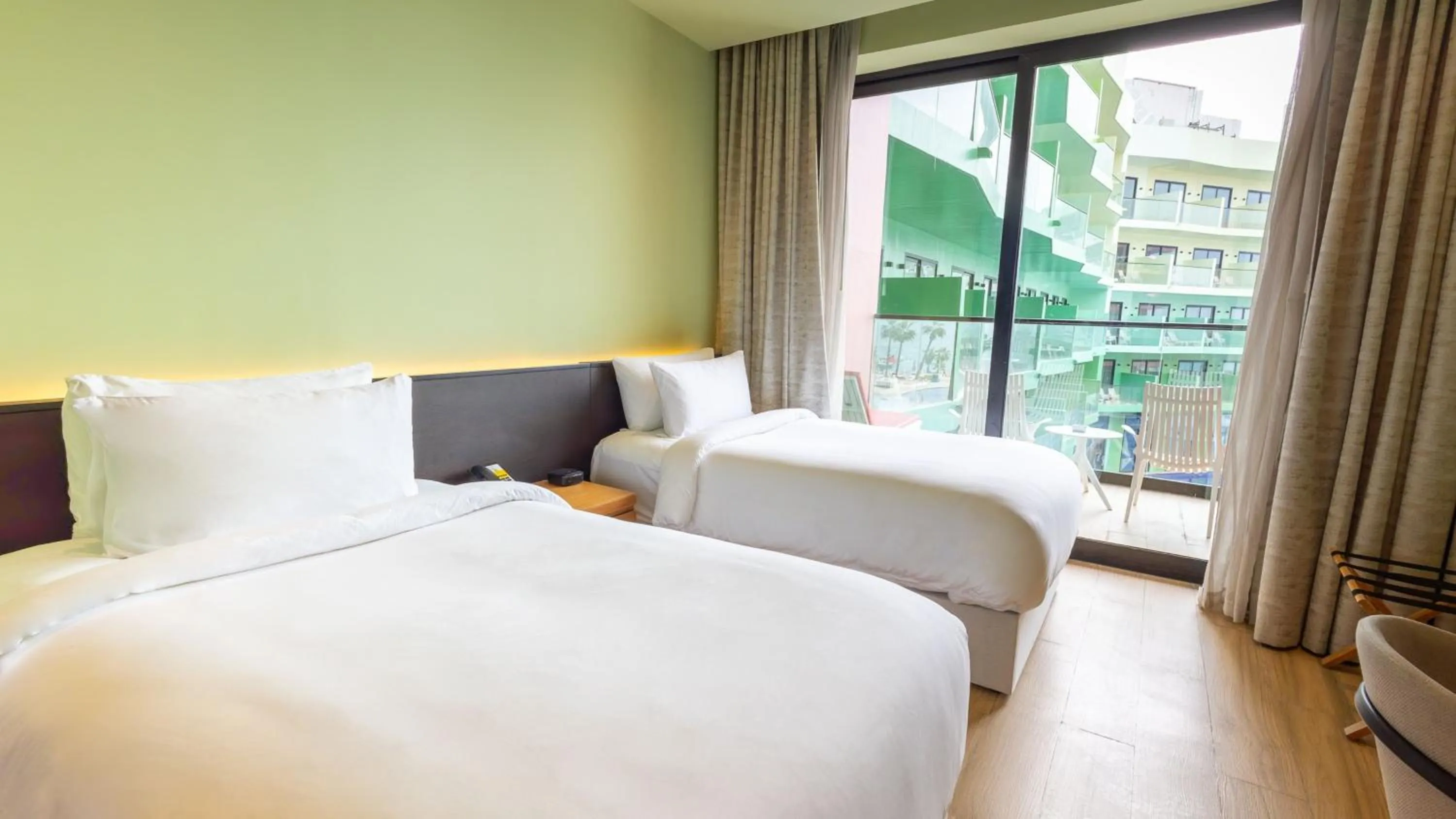 Photo of the whole room, Bed in Voco Dubai Monaco, The Heart of Europe by IHG-Adult only