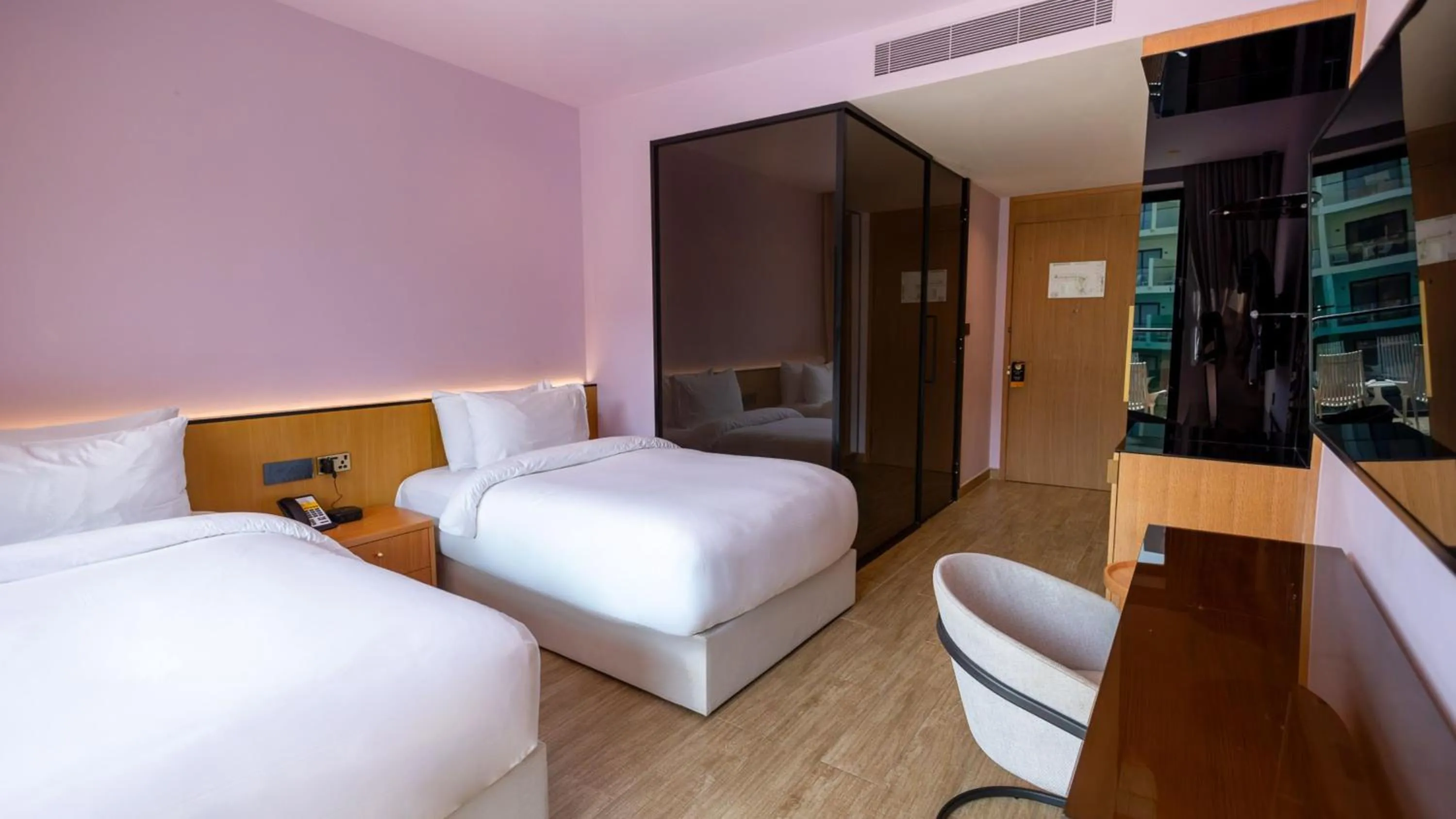 Photo of the whole room, Bed in Voco Dubai Monaco, The Heart of Europe by IHG-Adult only