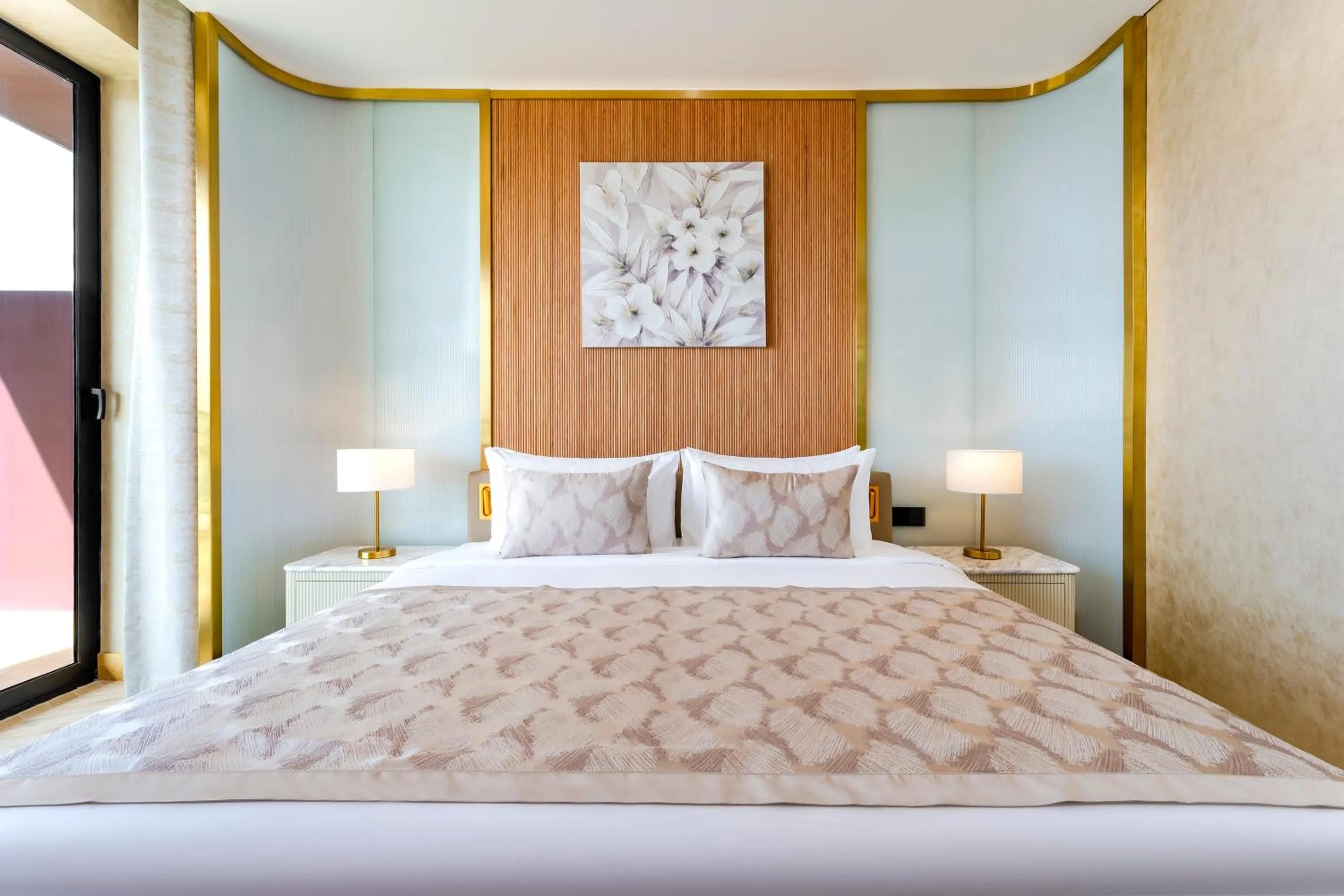 Photo of the whole room, Bed in Voco Dubai Monaco, The Heart of Europe by IHG-Adult only