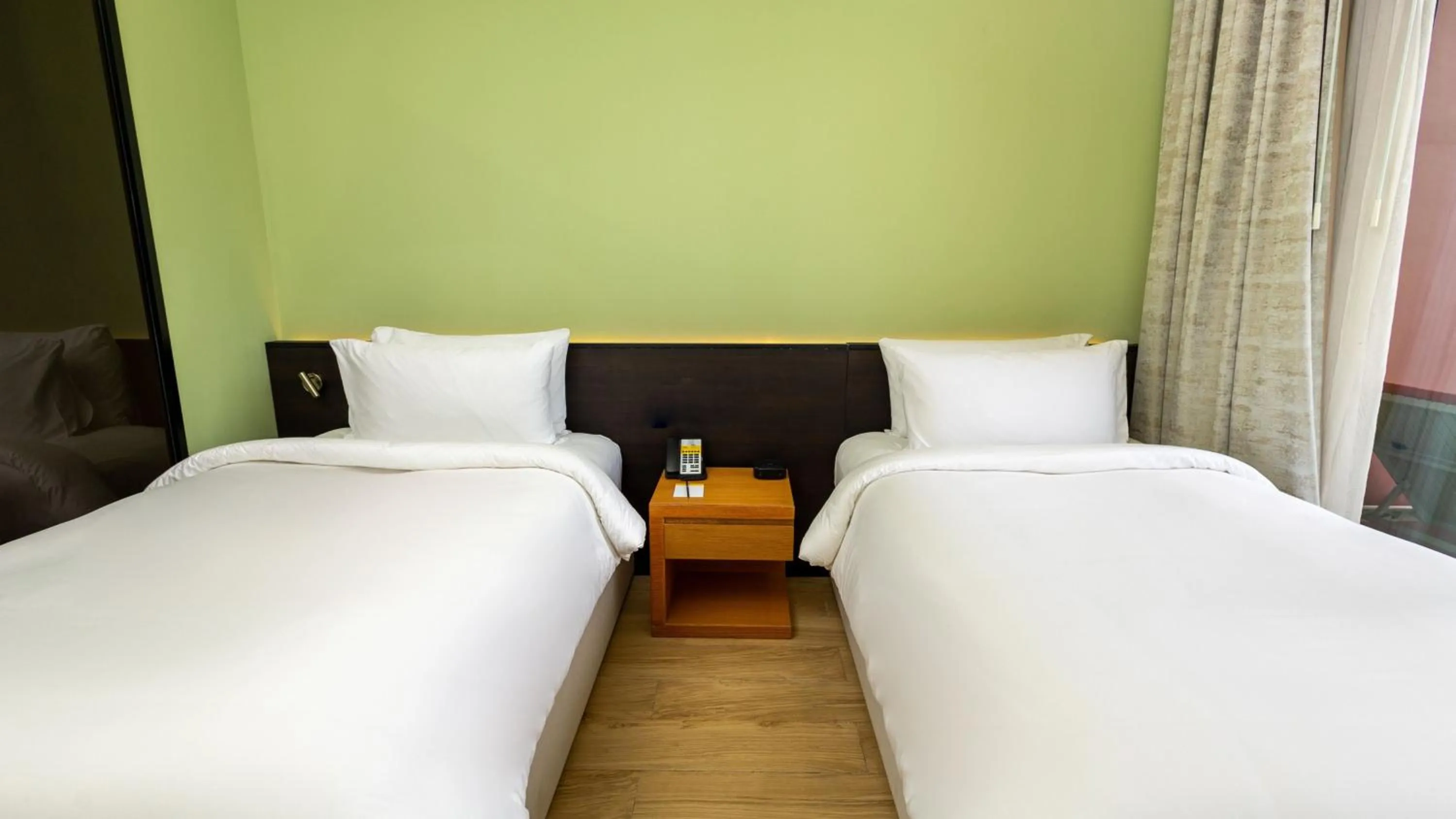 Photo of the whole room, Bed in Voco Dubai Monaco, The Heart of Europe by IHG-Adult only