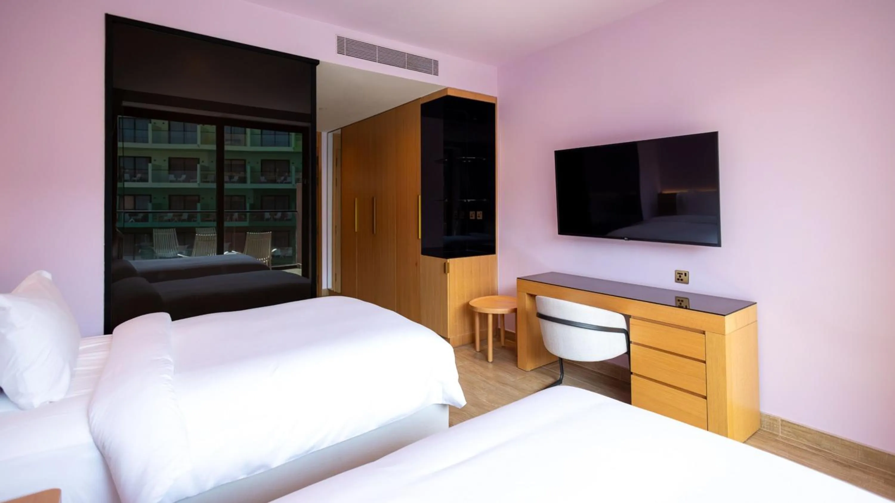 Photo of the whole room, Bed in Voco Dubai Monaco, The Heart of Europe by IHG-Adult only