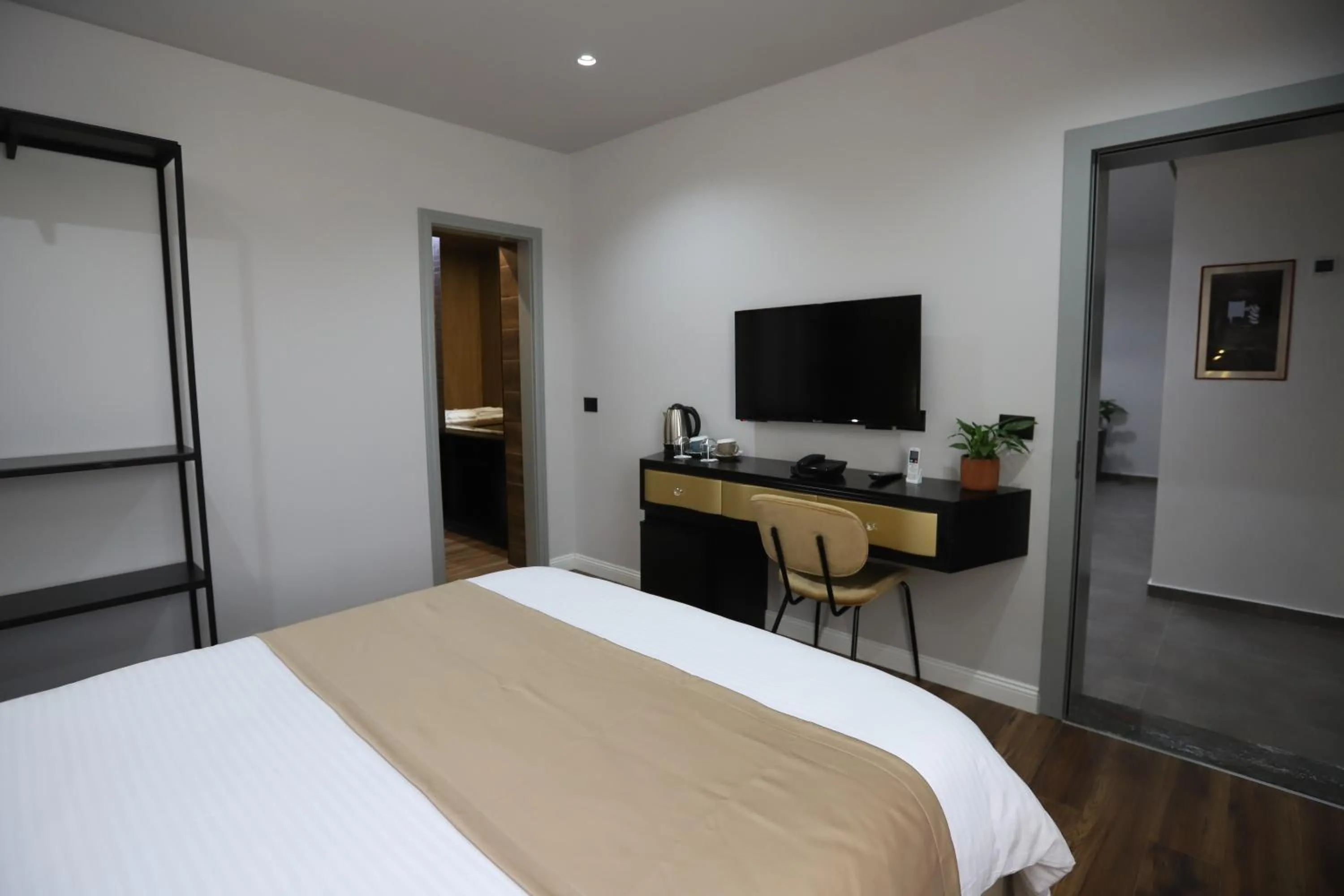 Communal lounge/ TV room, Bed in Imperator Hotel