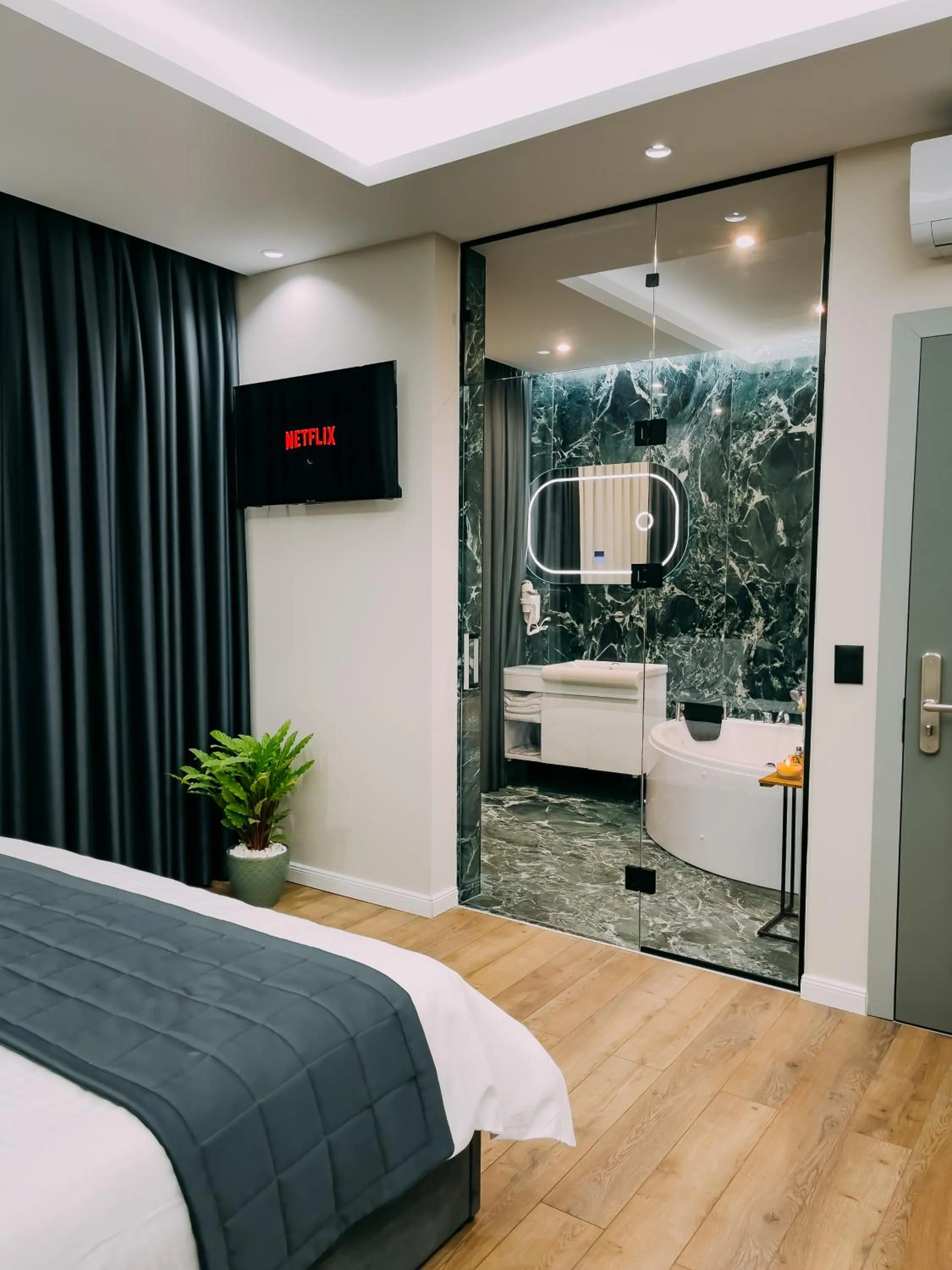 Bathroom, Bed in Imperator Hotel