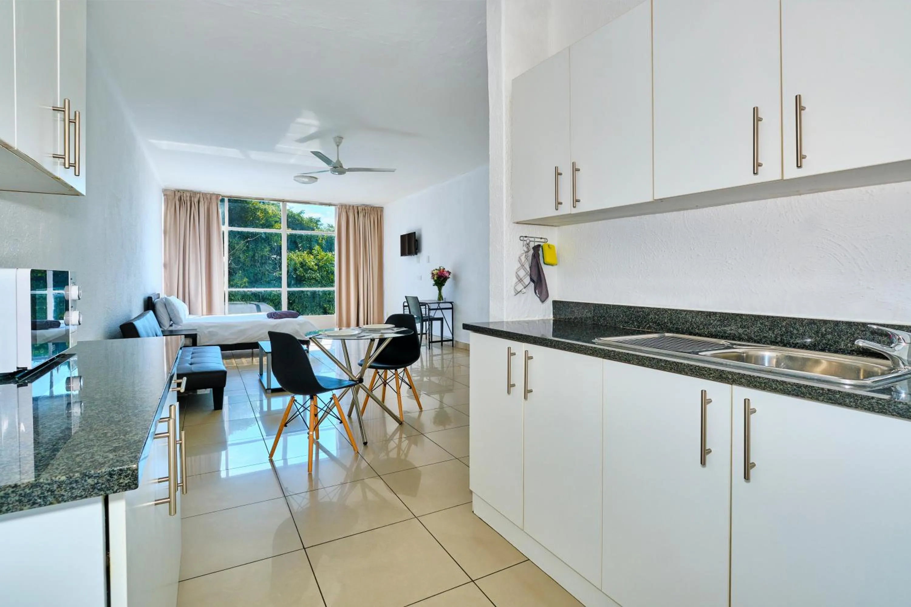 Kitchen or kitchenette in Inn & Out Sandton Park