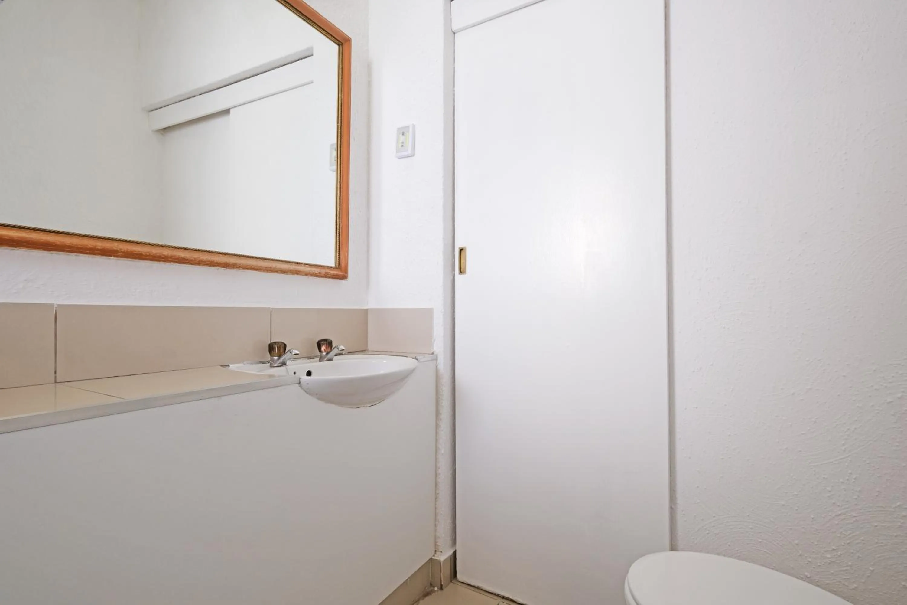 Bathroom in Inn & Out Sandton Park