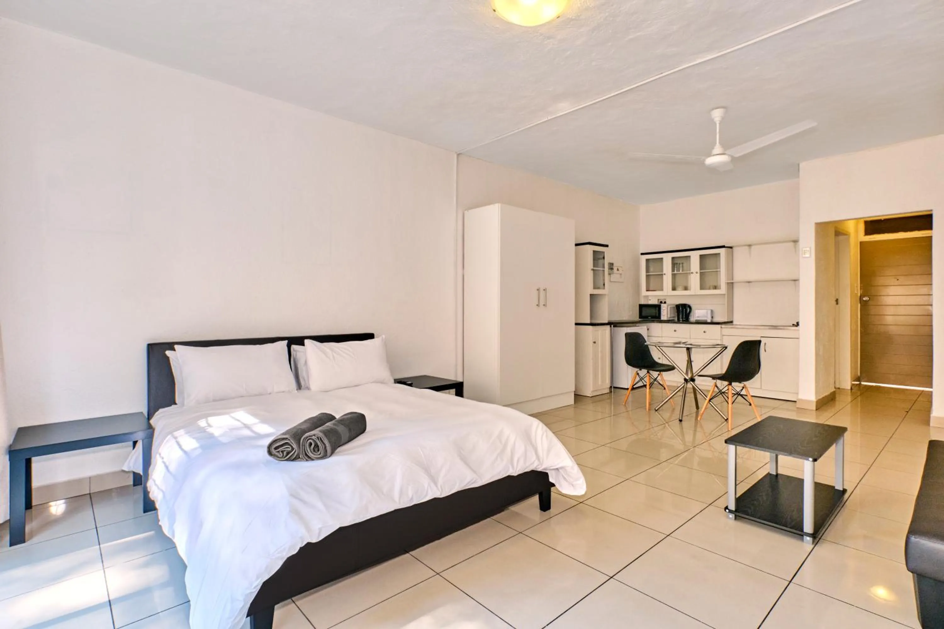 Photo of the whole room, Bed in Inn & Out Sandton Park